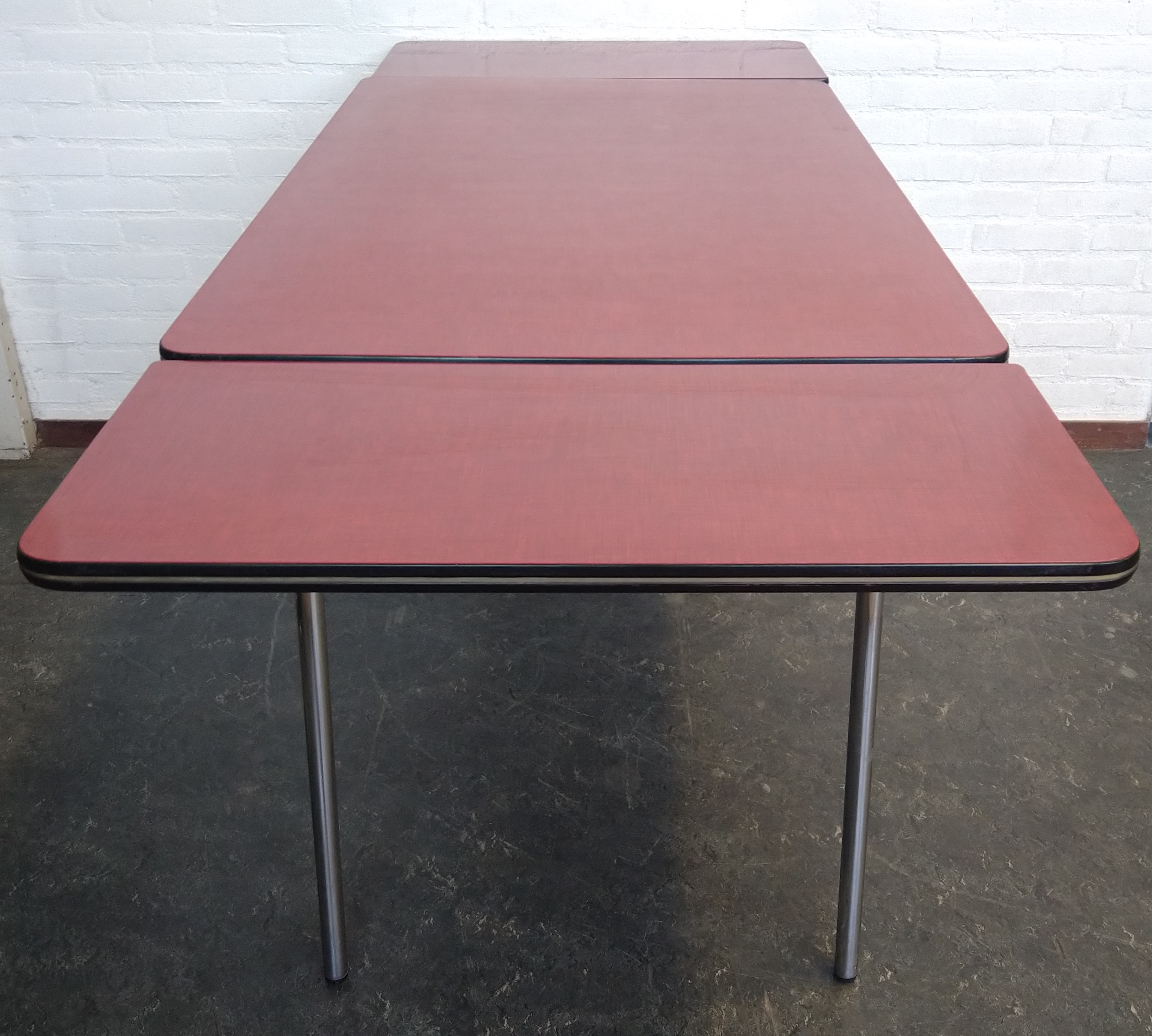 Uitschuifbare Tafelblad Met Besteklade Van Rood Formica image 10