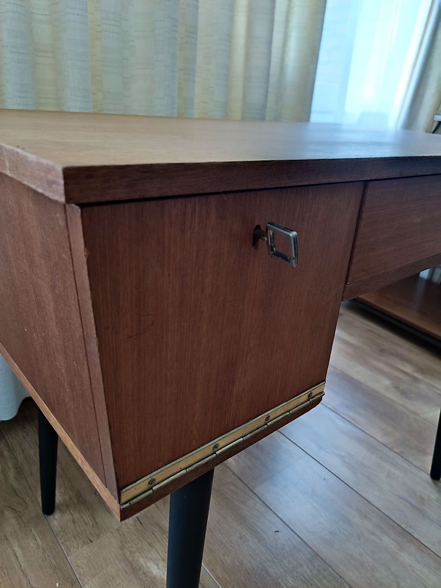 Vintage Houten Bureau Op Zwarte Poten Met Lade En Kastje image 19