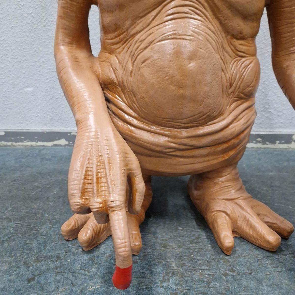 Groot E.t. Beeld Van Glasvezel Of Kunststof image 4