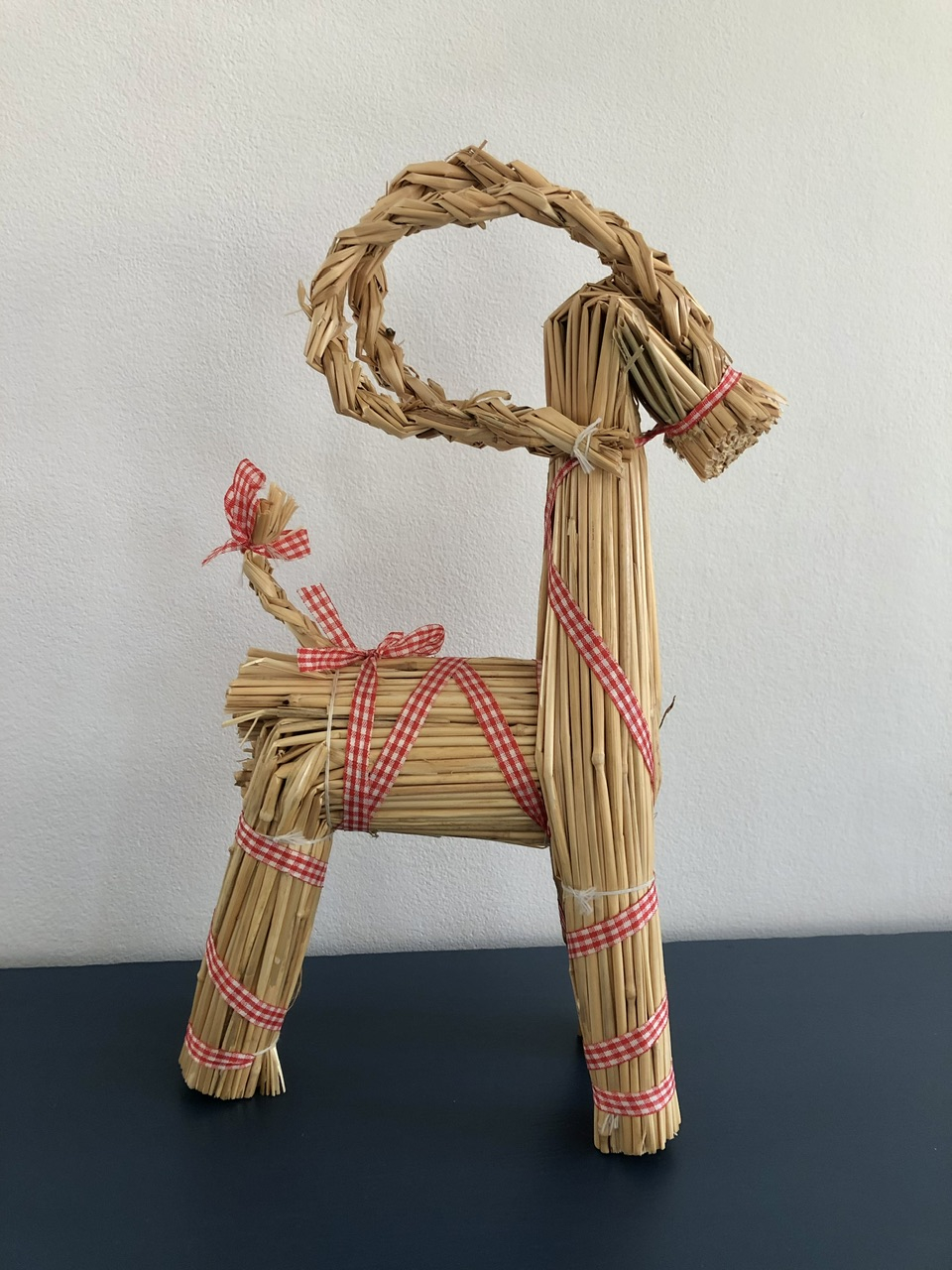 Zweedse Julbock Van Stro Met Rood Wit Lint, Hoog 34 Cm image 5