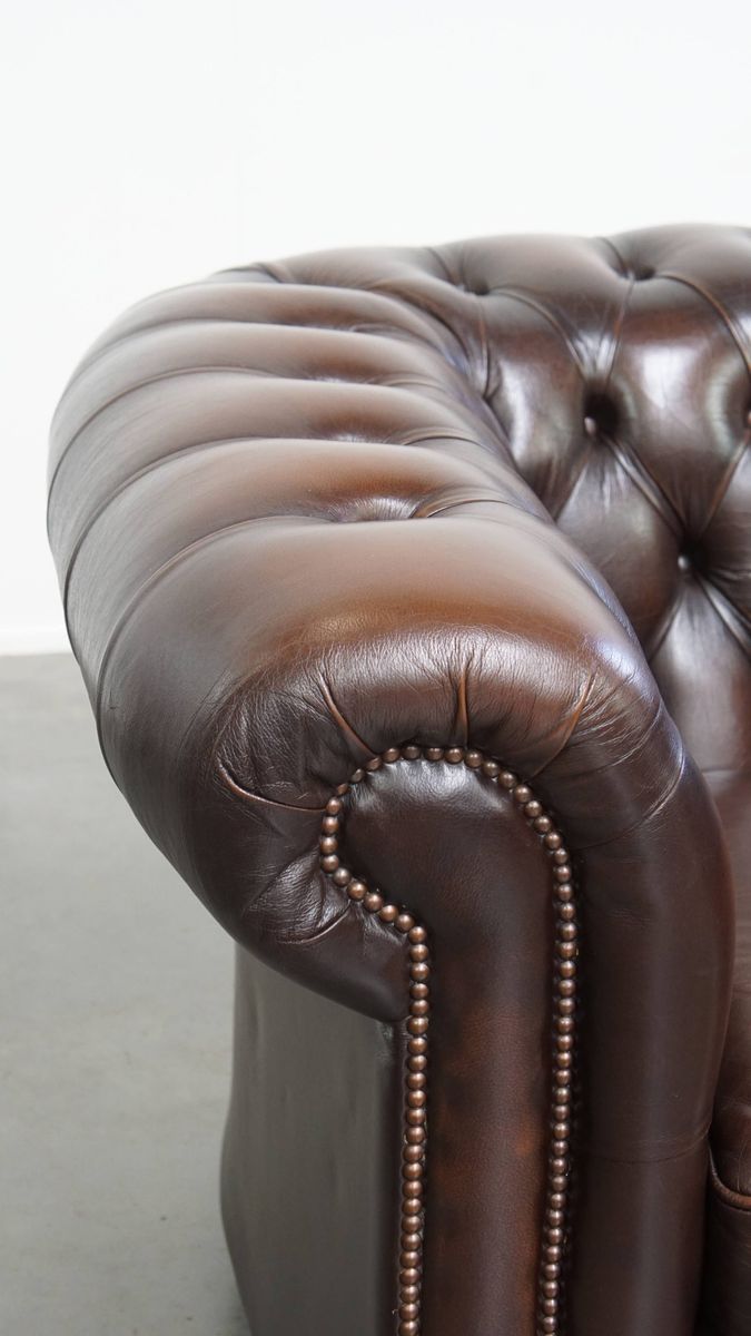 Imposante, Engelse Rundleren Chesterfield Fauteuil Met Een Comfortabele Zit En Een Diepe Donkere image 10