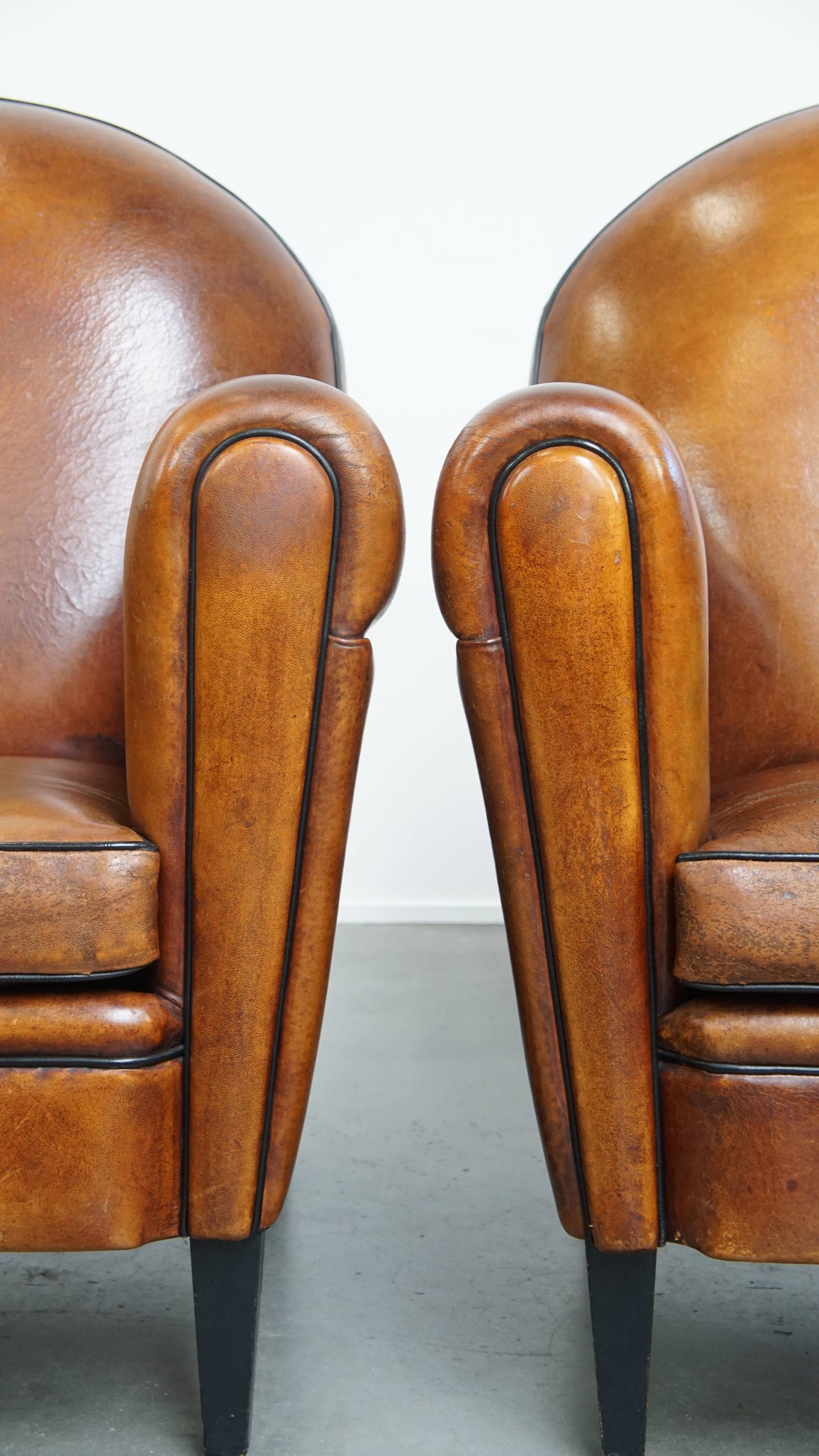 Set Van Twee Stoere Vintage Schapenleren Art Deco Stijl Design Fauteuils image 14