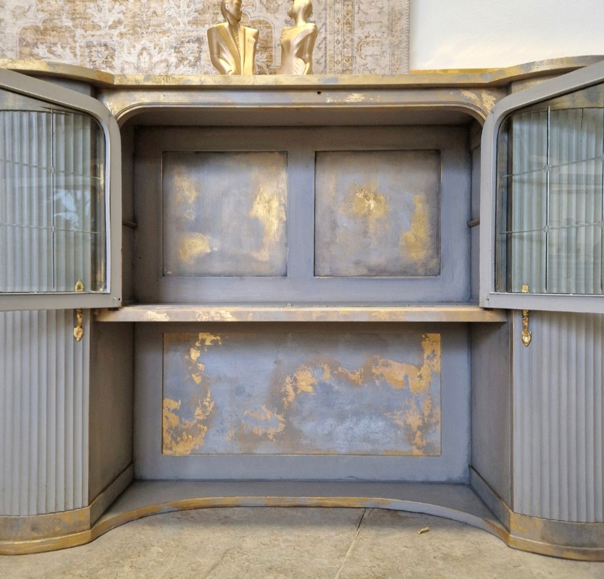 Vitrinekast In Taupe Met Goud Patina Stijl image 5