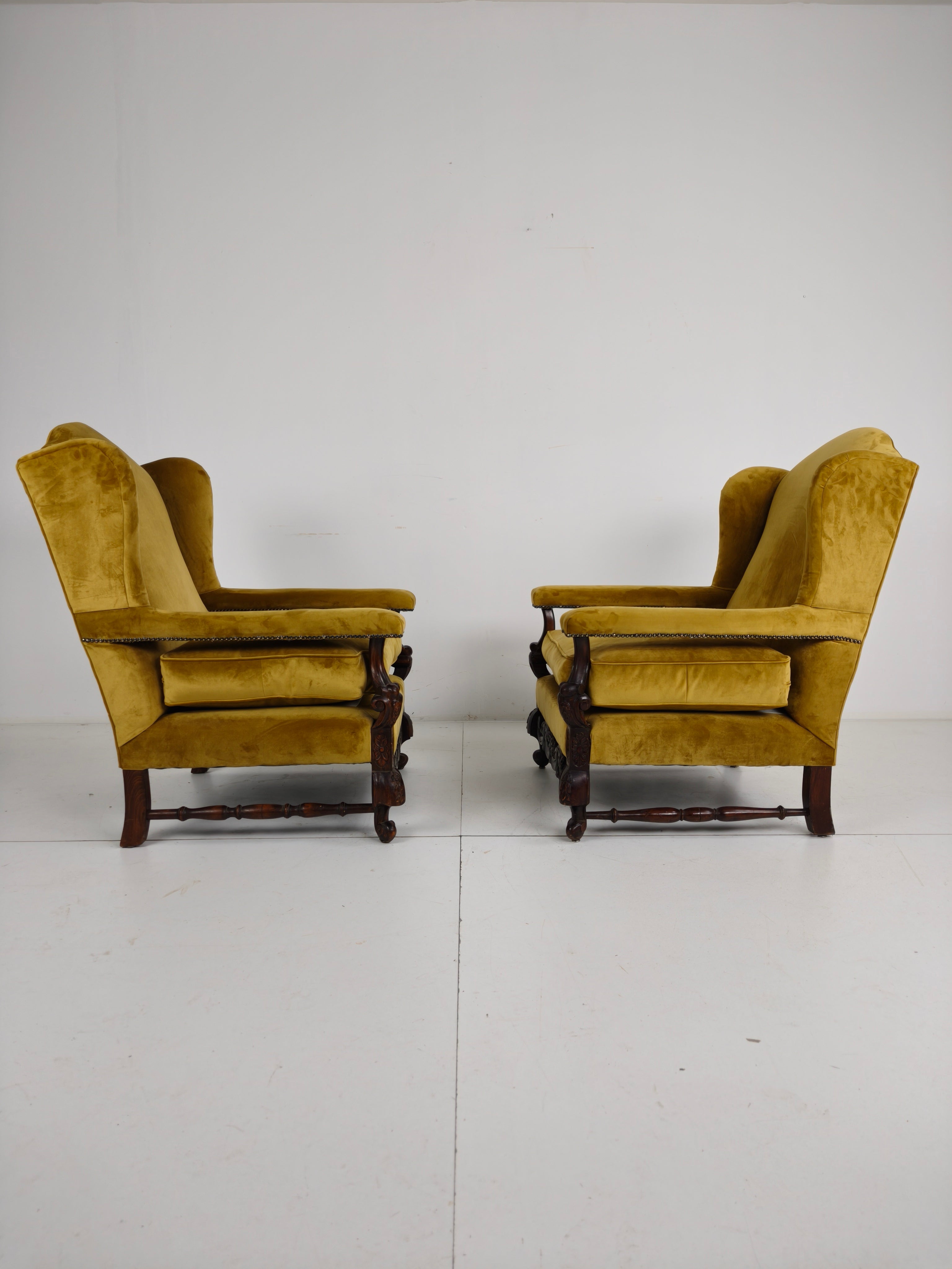 Paar 19e-eeuwse Gesneden Notenhouten Fauteuils – Bloemmotieven – Fluwelen Bekleding image 7