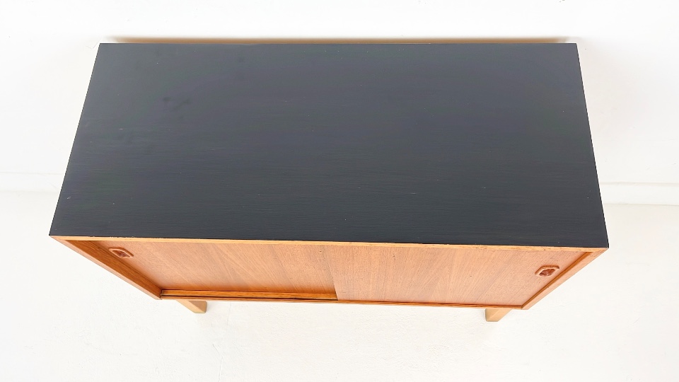 Fineren Box Bekijk Scandinavisch Vintage Teak Fineren Kast Met Schuifdeuren op Reliving