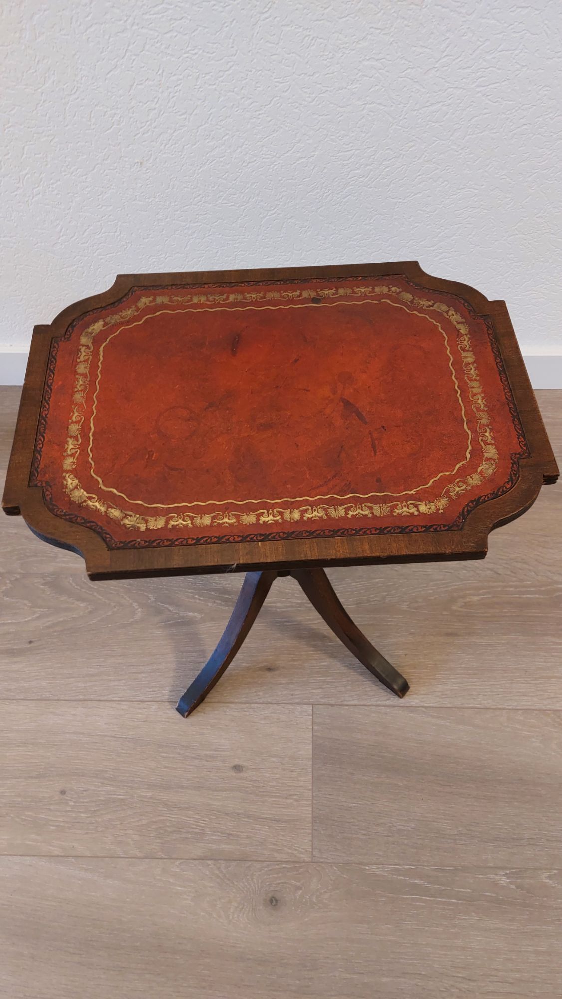 Bijzettafeltje Met Rood Leder Blad Met Goudkleurige Sierrand image 3