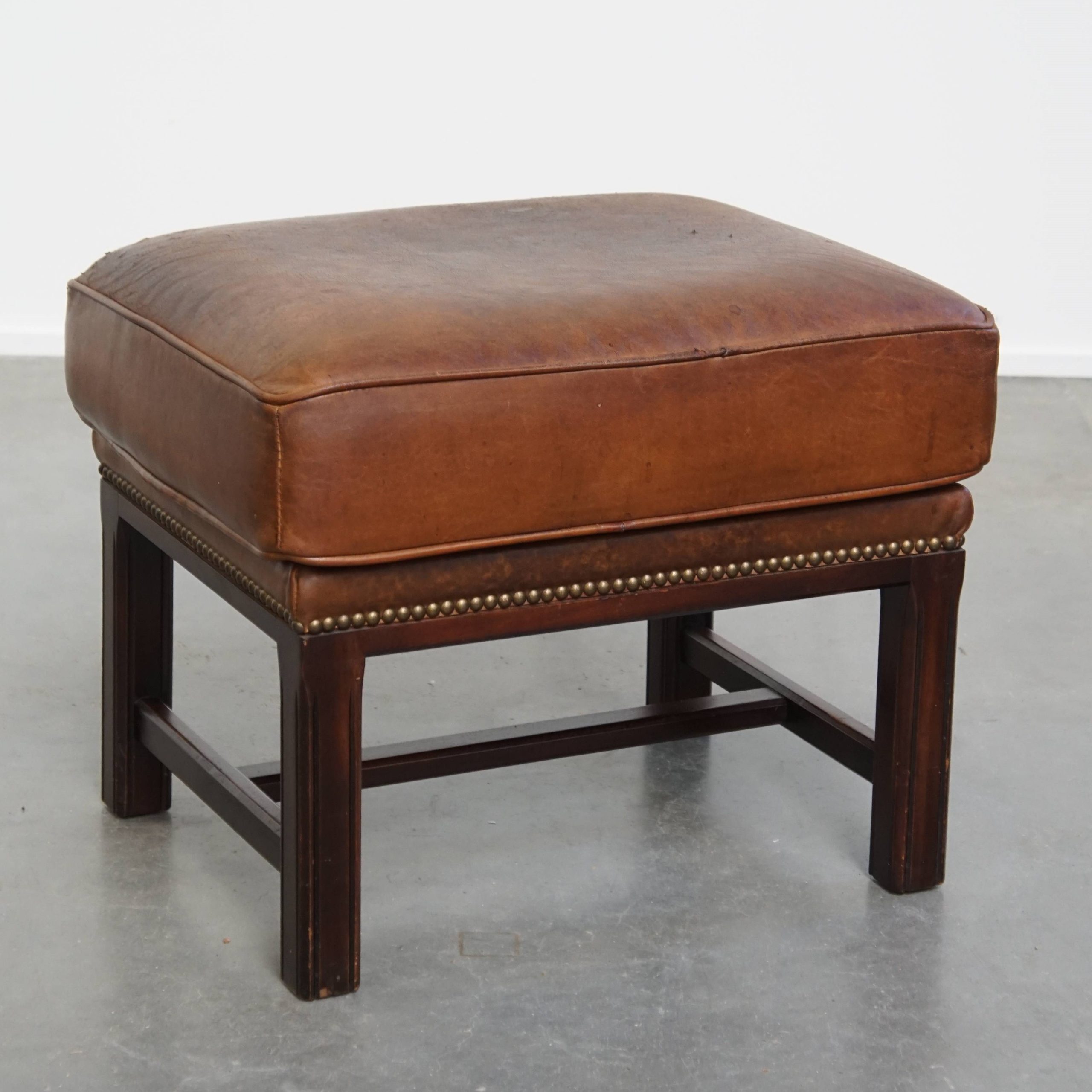 Hocker Gemaakt Van Schapenleer Met Een Houten Frame En Een Afwerking Met Siernagels image 2