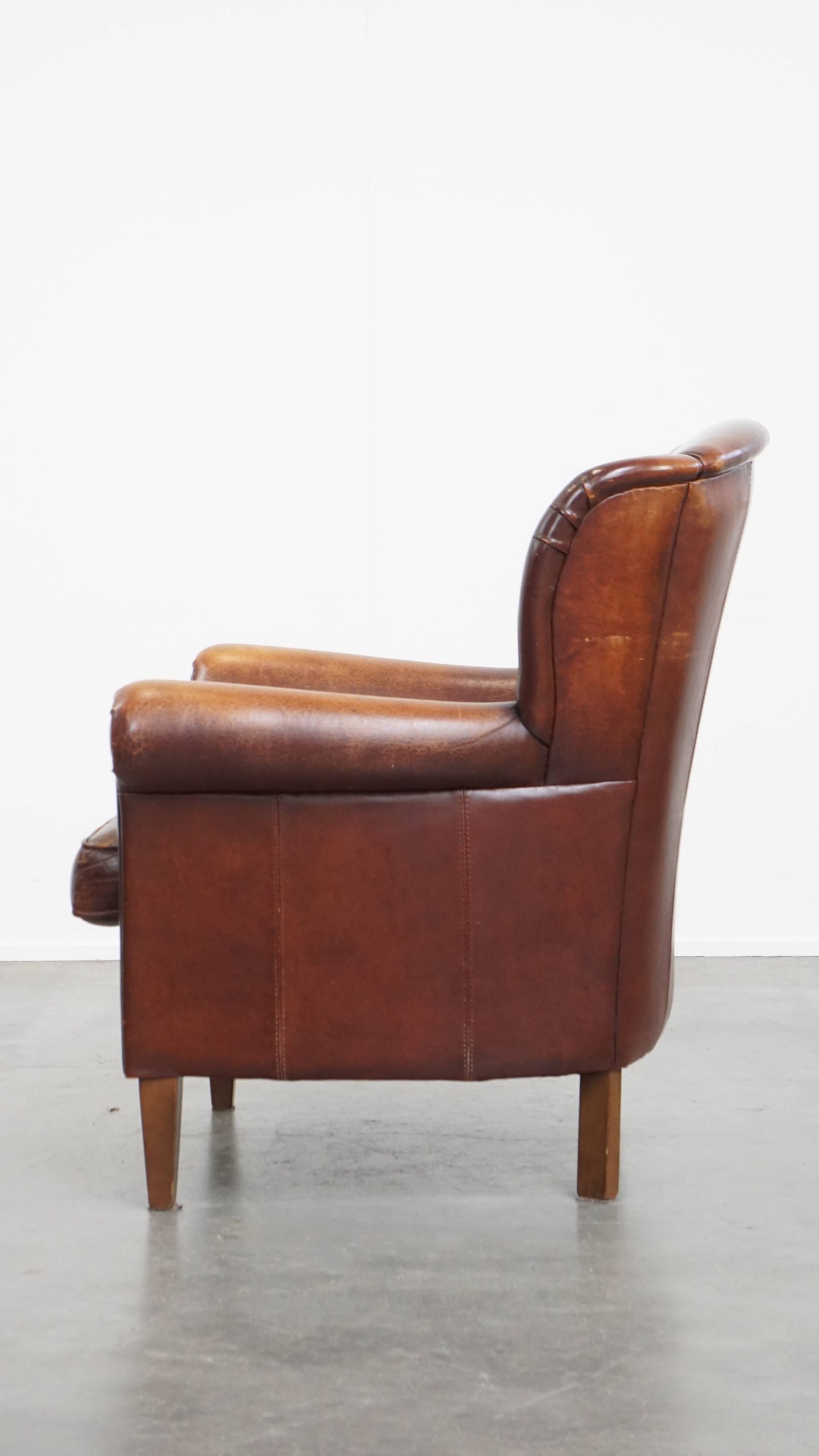 Karaktervolle Schapenleren Oorfauteuil Met Een Donkere Warme Kleurstelling En Een Prachtig Patina image 6
