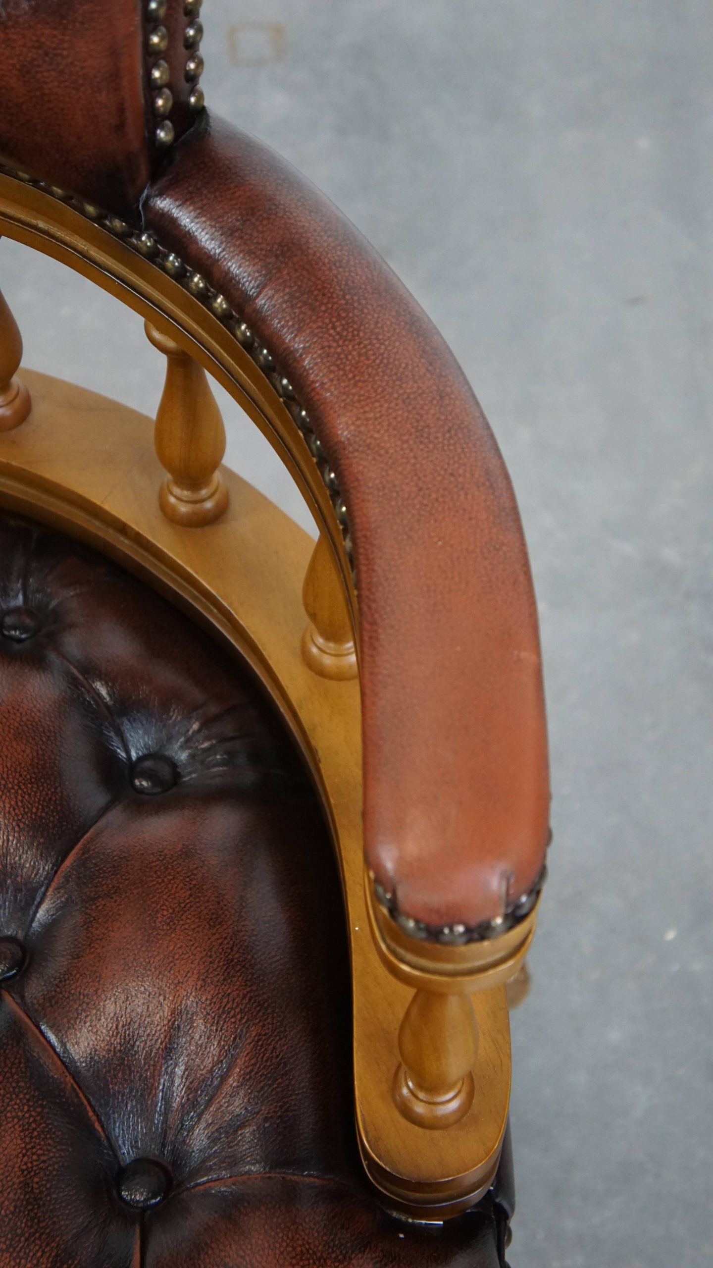 Bruine Klassieke In Hoogte Verstelbare Rundleren En Houten Chesterfield Bureaustoel Op Wieltjes image 9
