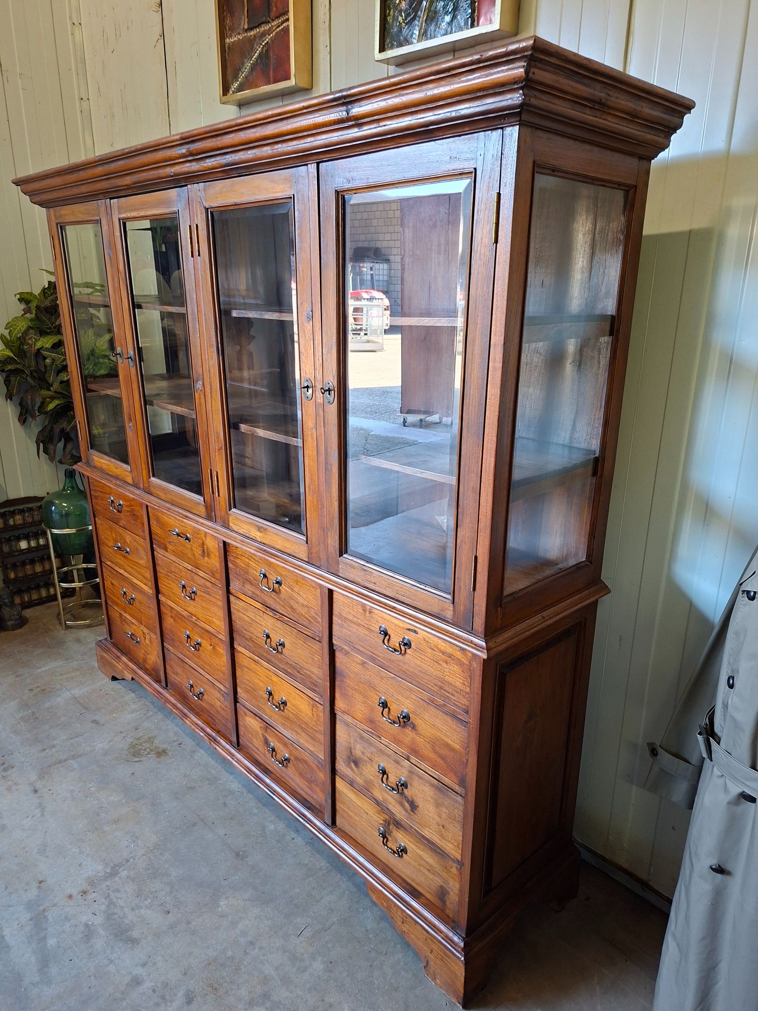 Antieke Klassieke Engelse Vitrinekast, Ladekast, Winkelkast, Apothekerskast Afm. 213x52 En 192cm Hoog. image 3