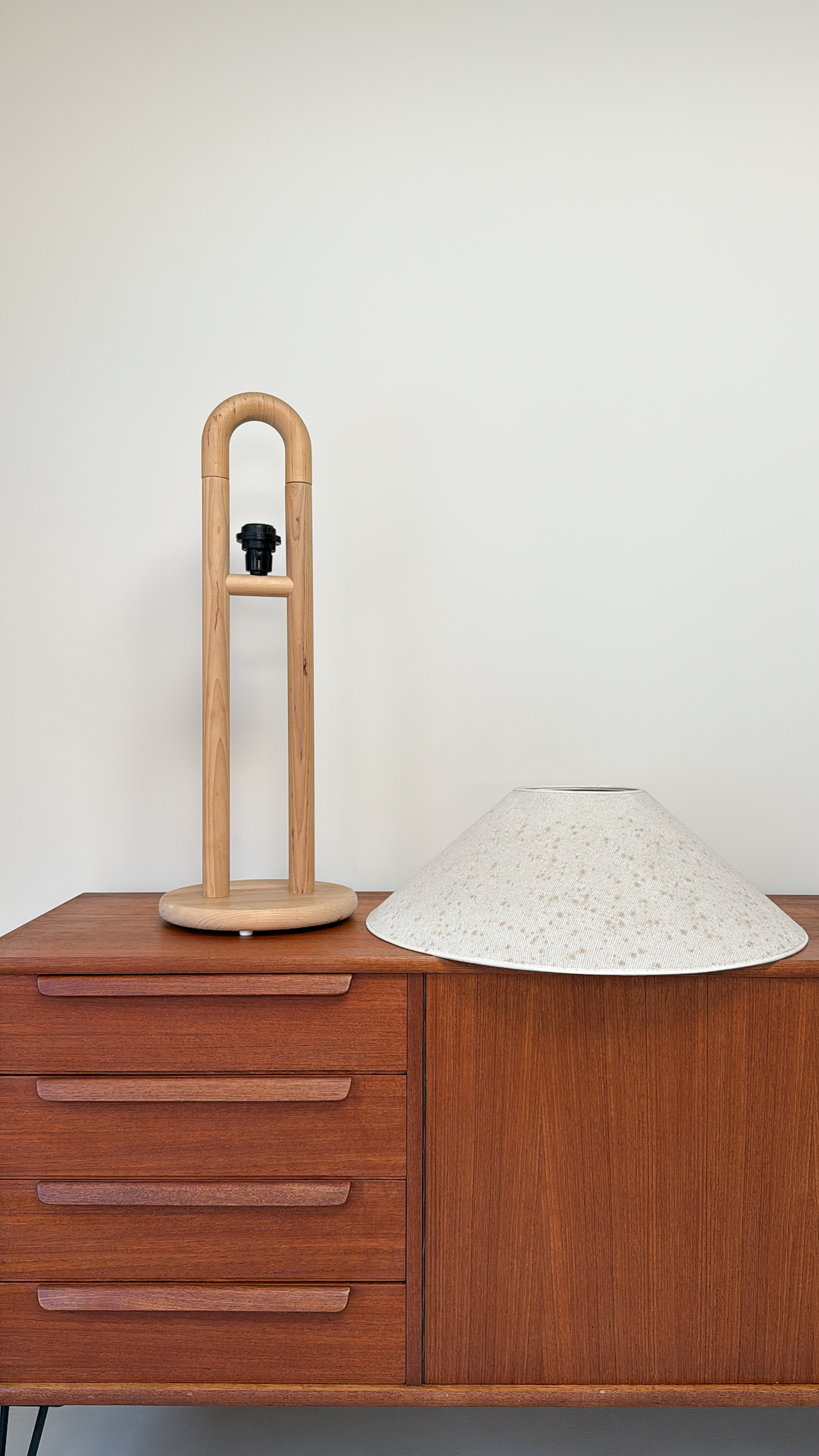 Lys Denemarken Vintage Houten Lamp Met Beige Kap image 7