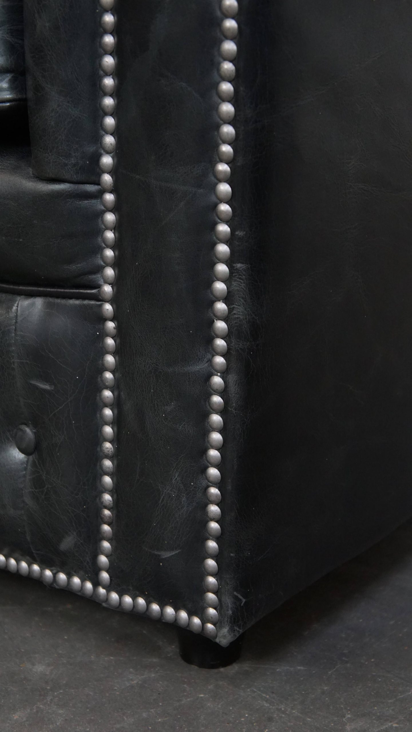 Tijdloze En Klassieke Set Ruime Zwarte Chesterfield Fauteuils Van Karaktervol Generfd Rundleer image 17