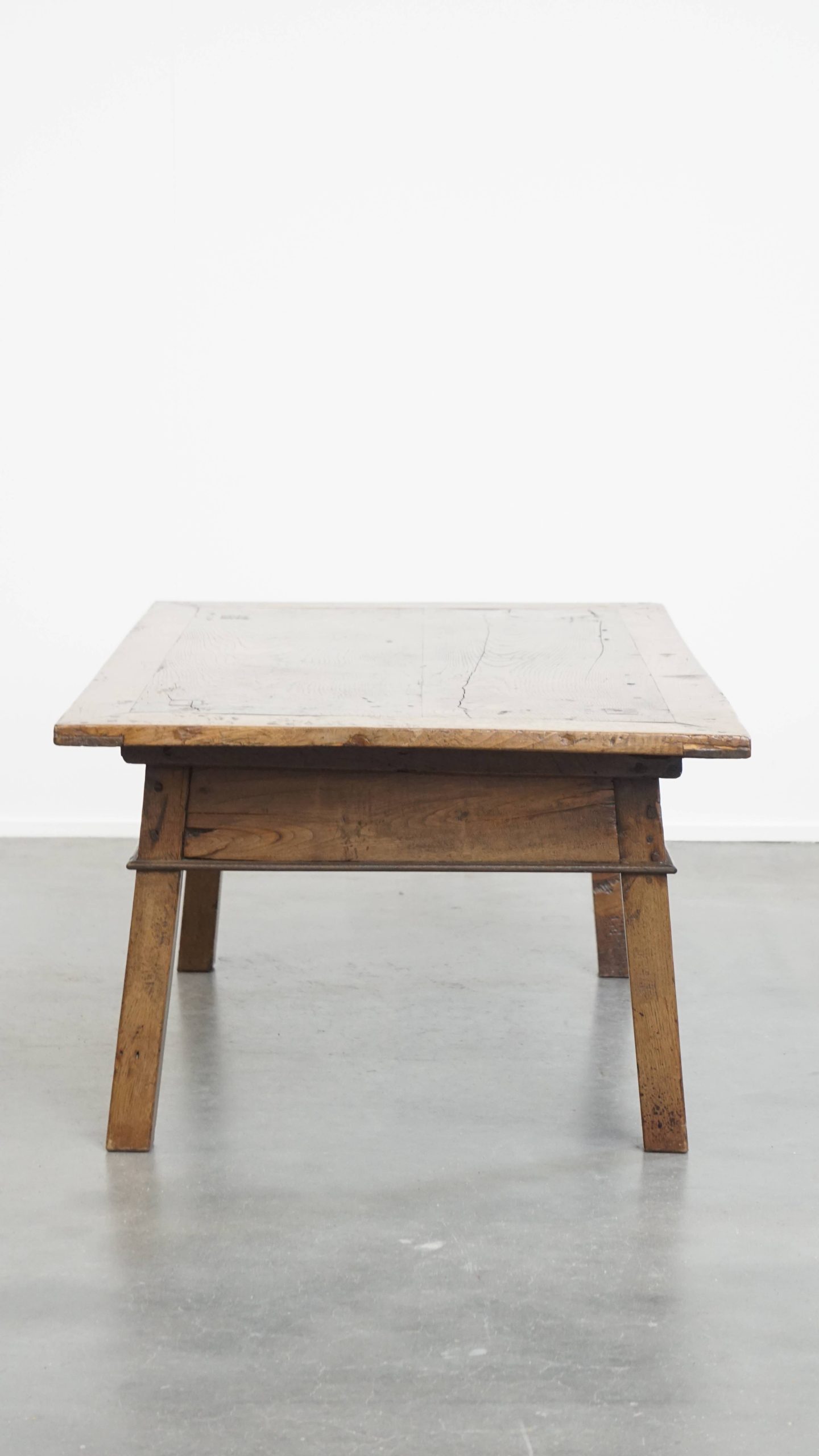 Karaktervolle Antieke Zuid Europese Kastanjehouten Salontafel Uit De 18e Eeuw Met Een Lade image 4
