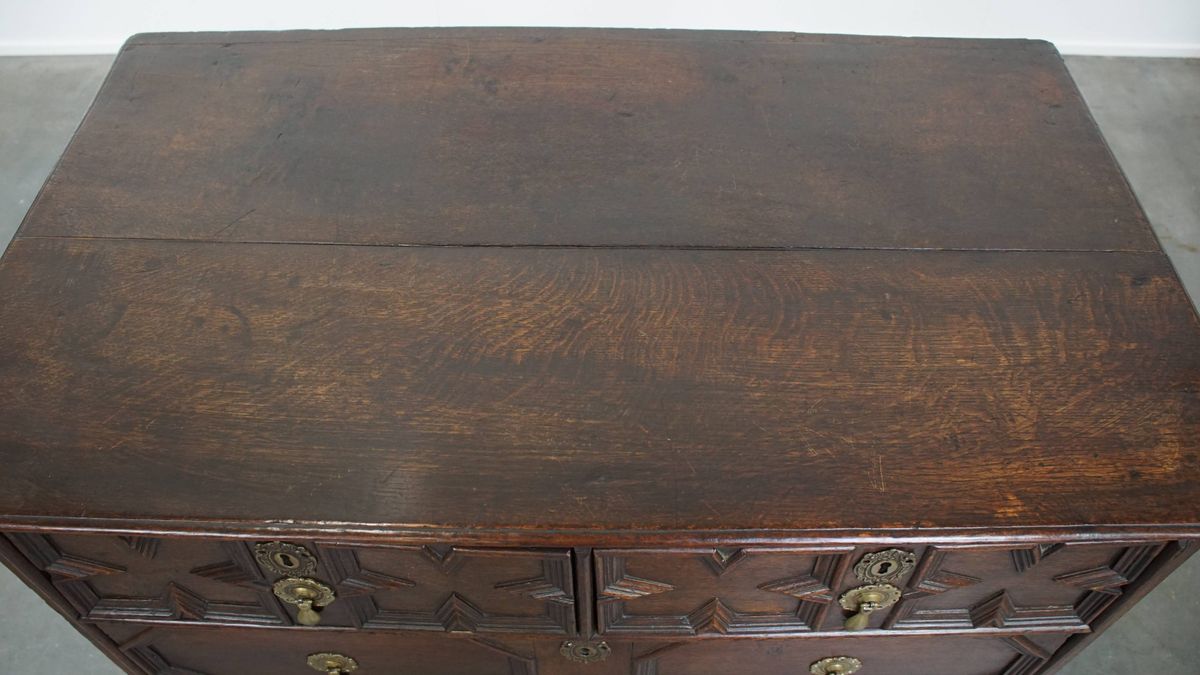Charmante Antieke Engelse Ladekast Uit De 18e Eeuw Met Uniek Paneelwerk En Originele Bolpootjes image 7