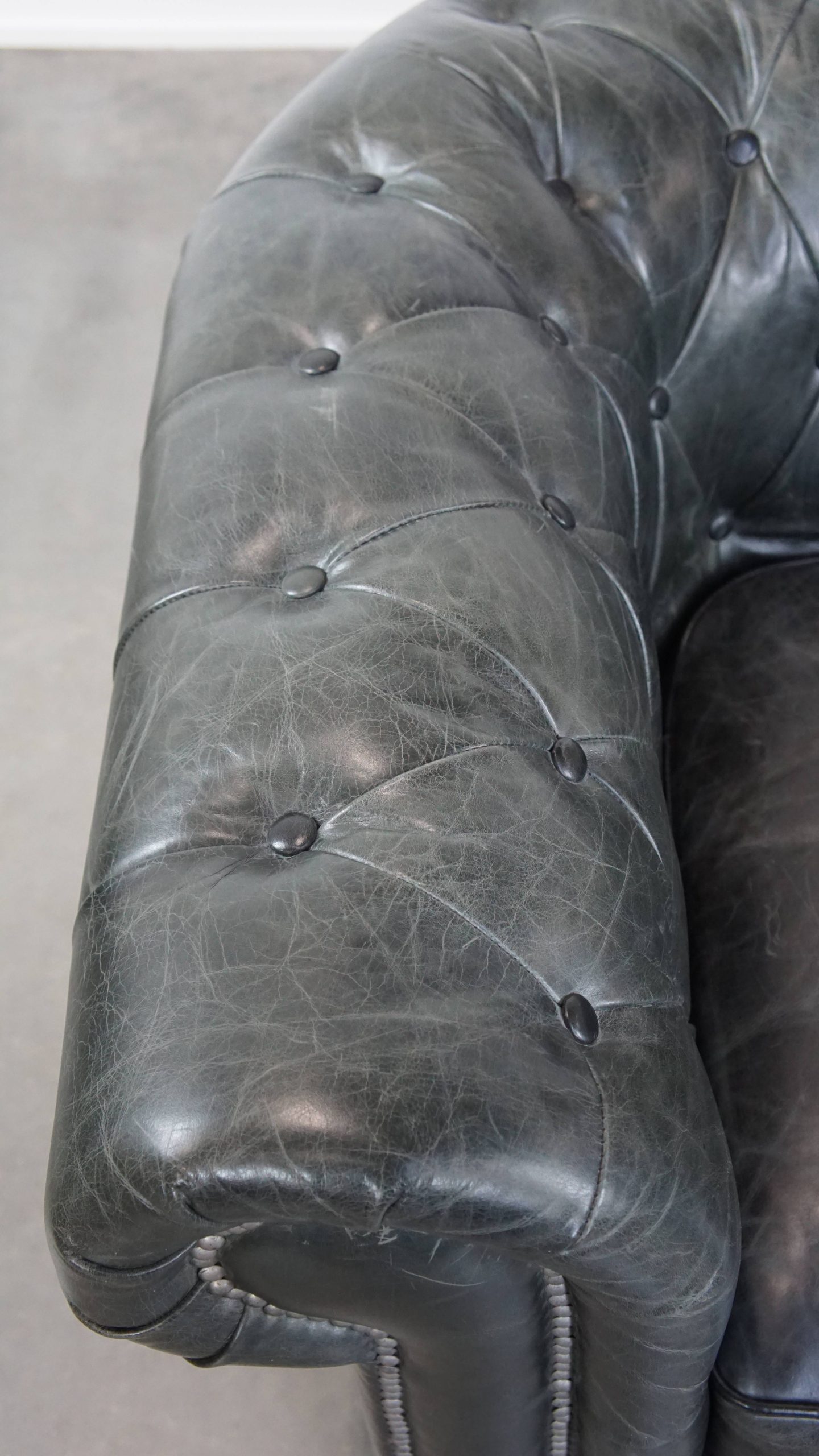 Tijdloze En Klassieke Ruime Zwarte Chesterfield Fauteuil Van Karaktervol Generfd Rundleer image 8