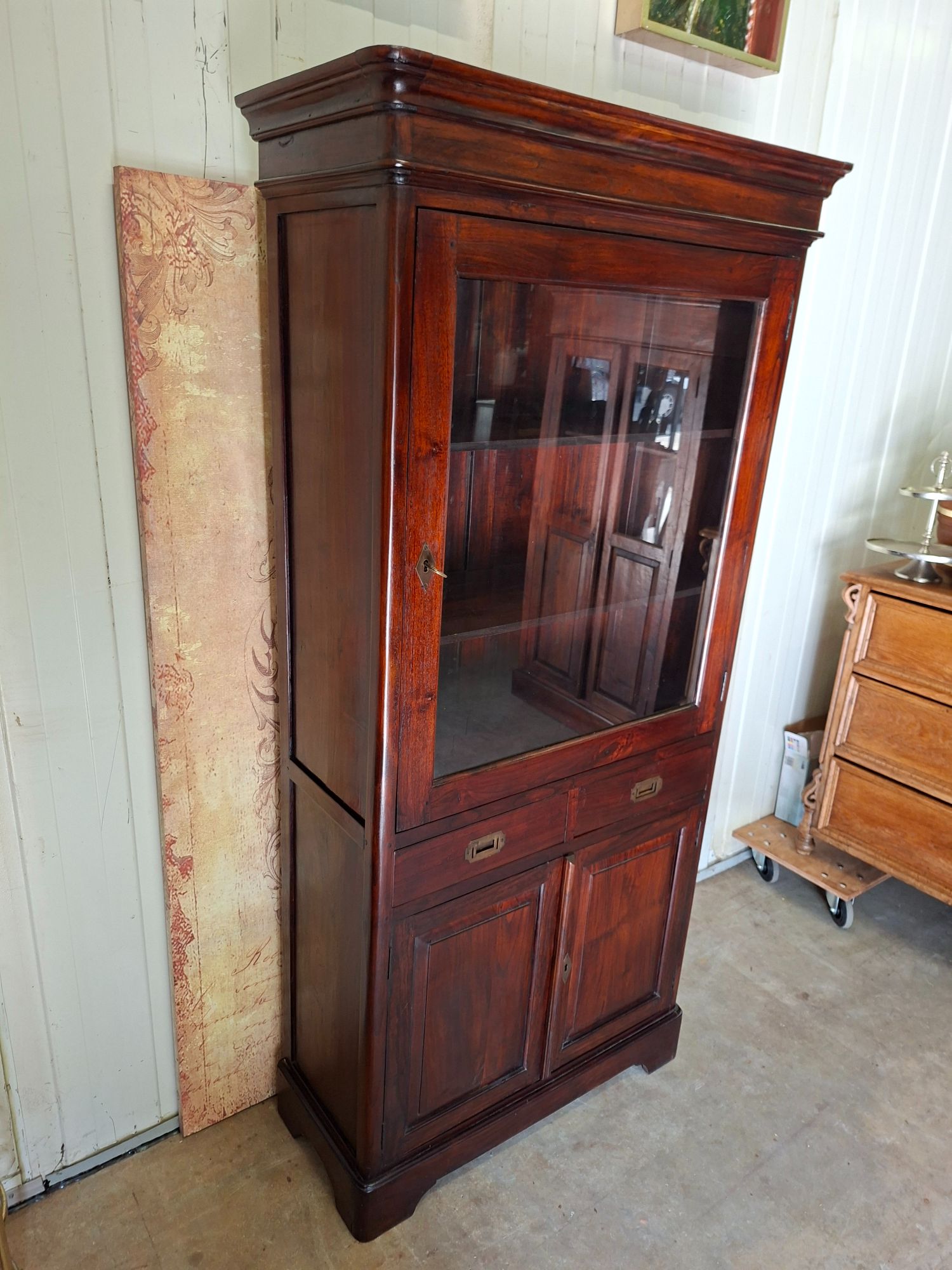 Grote Robuuste Teakhouten Vitrinekast. Servieskast, Leuk Te Gebruiken Als Whiskeybar, Wijnkast Afm. 94x40cm En 190cm Hoog. image 4