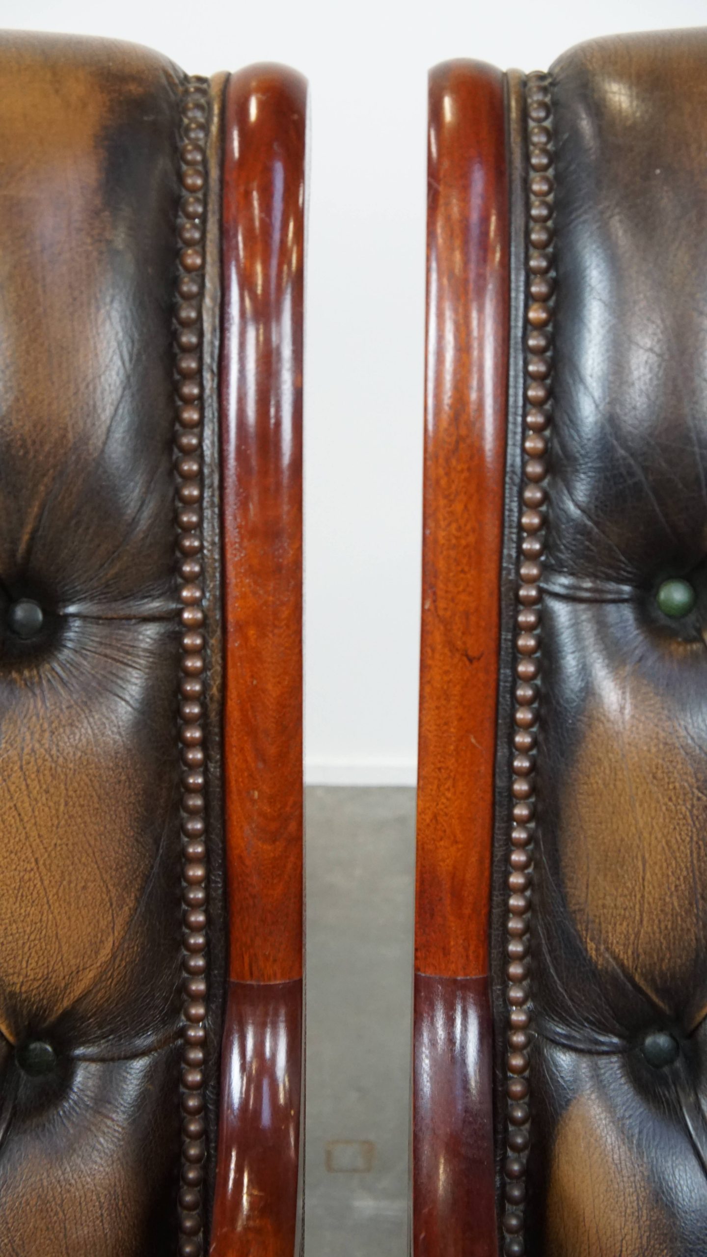Set Van 2 Sierlijke En Karaktervolle Groene Vintage Rundleren Engelse Chesterfield Fauteuils image 14