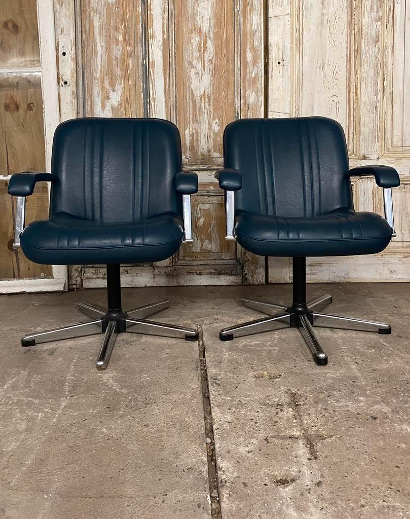 Set Vintage Fauteuils. Petrolblauw Kunstleder En Chroom. image 2