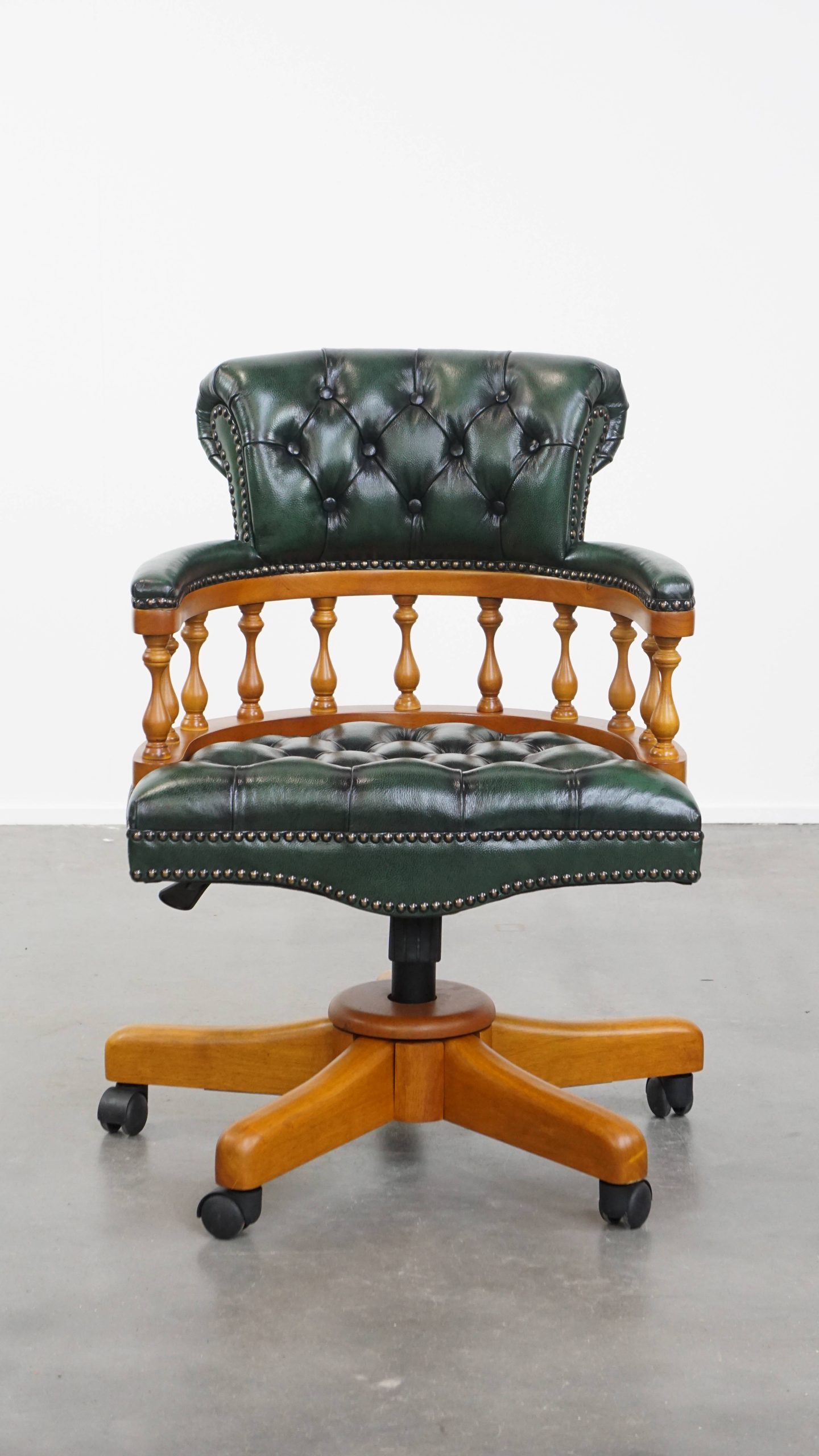 Groene Klassieke En Tijdloze Chesterfield Bureaustoel Gemaakt Van Rundleer Op Wieltjes image 3