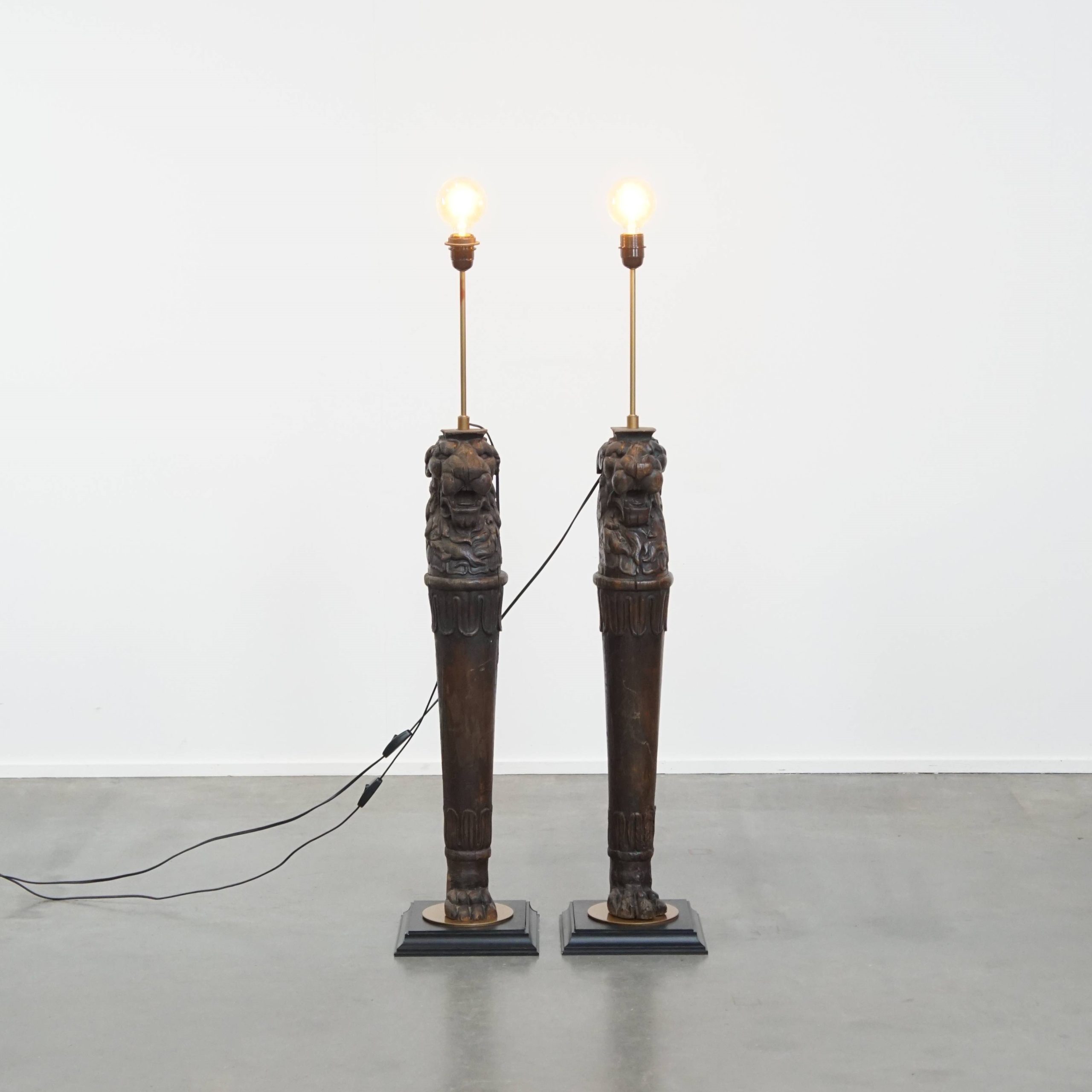 Set Van 2 Prachtige Unieke Handgesneden Antieke Houten Staande Lampen Met Leeuwenkoppen image 2