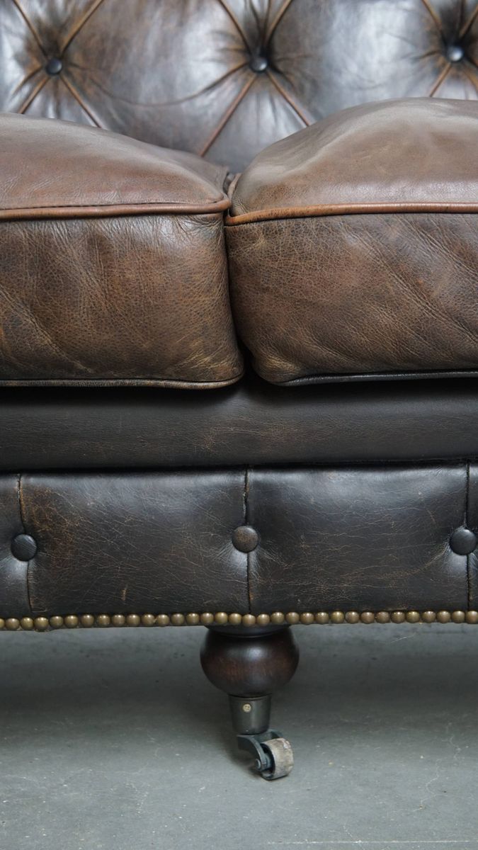 Luxe En Charmante Rundleren 3-zits Chesterfield Bank Op Wieltjes Met Een Onweerstaanbaar Karakter image 12