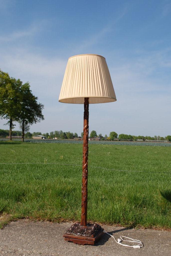 Antieke Schemerlamp Met Houtsnijwerk image 3