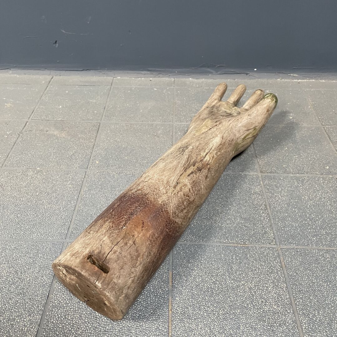 Het Breien Met Het Houten Breien Een Bal Van Donkergroene Draad En De Breinaalden Onvolledig Image127397340