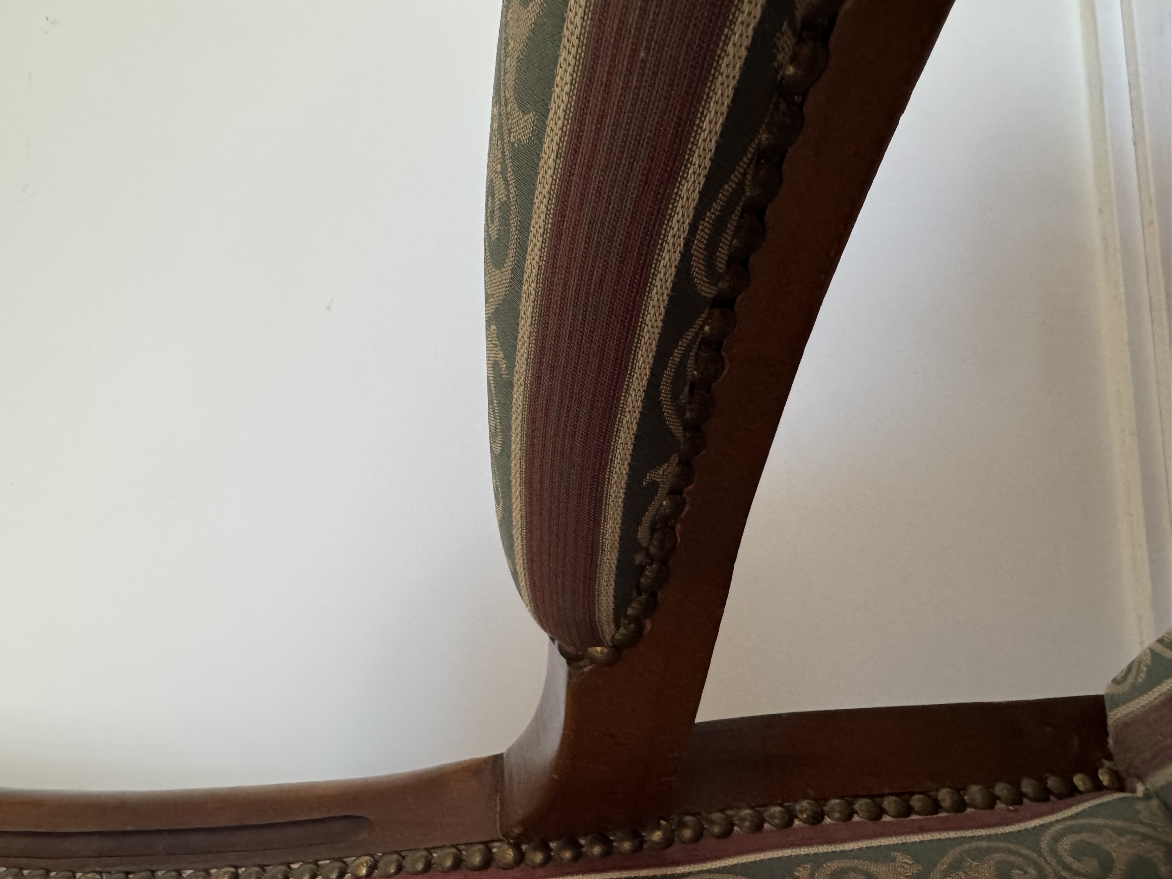 Antieke Houten Fauteuil Met Gestreept Patroon. image 4