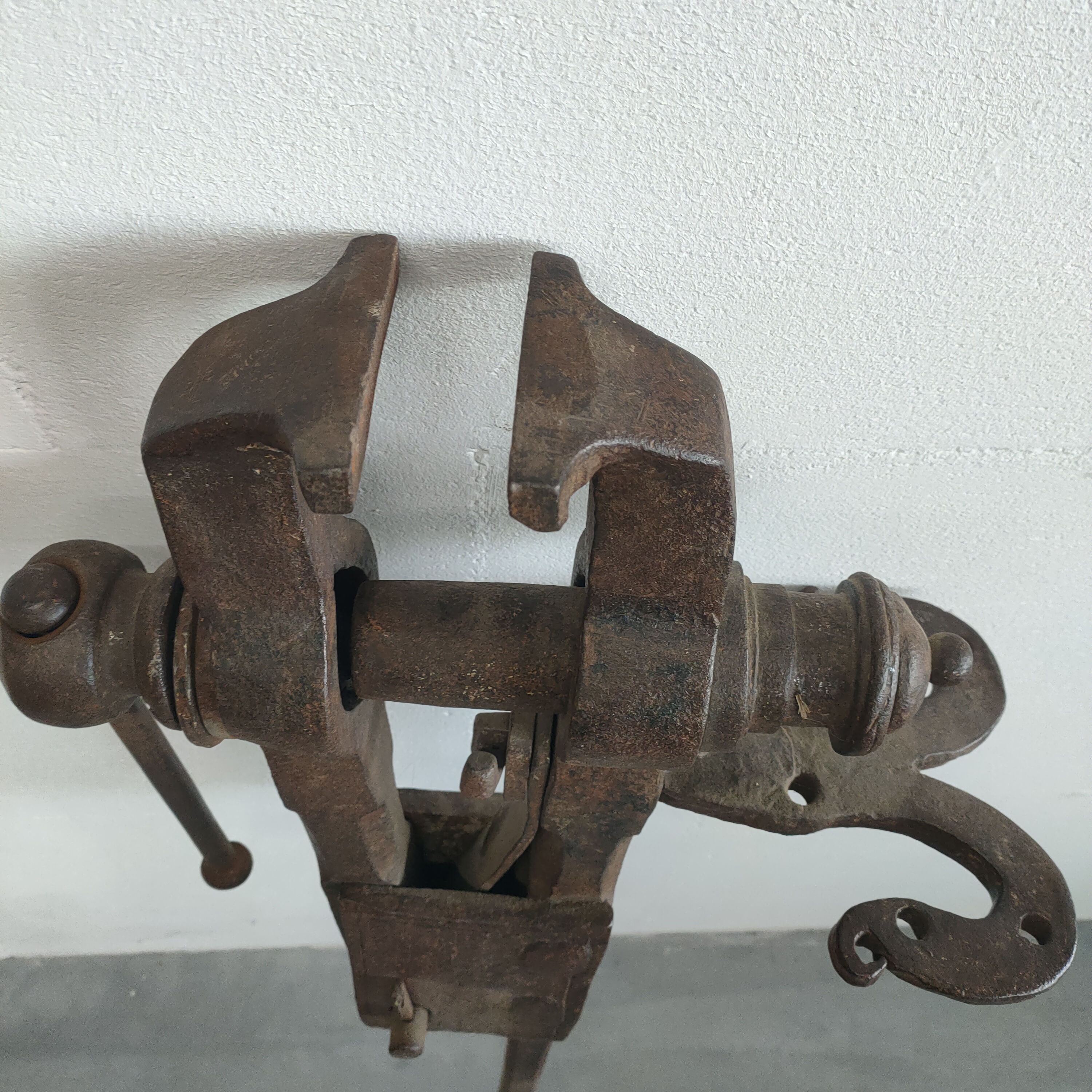 Antieke Bankschroef Met Lange Staart. image 3