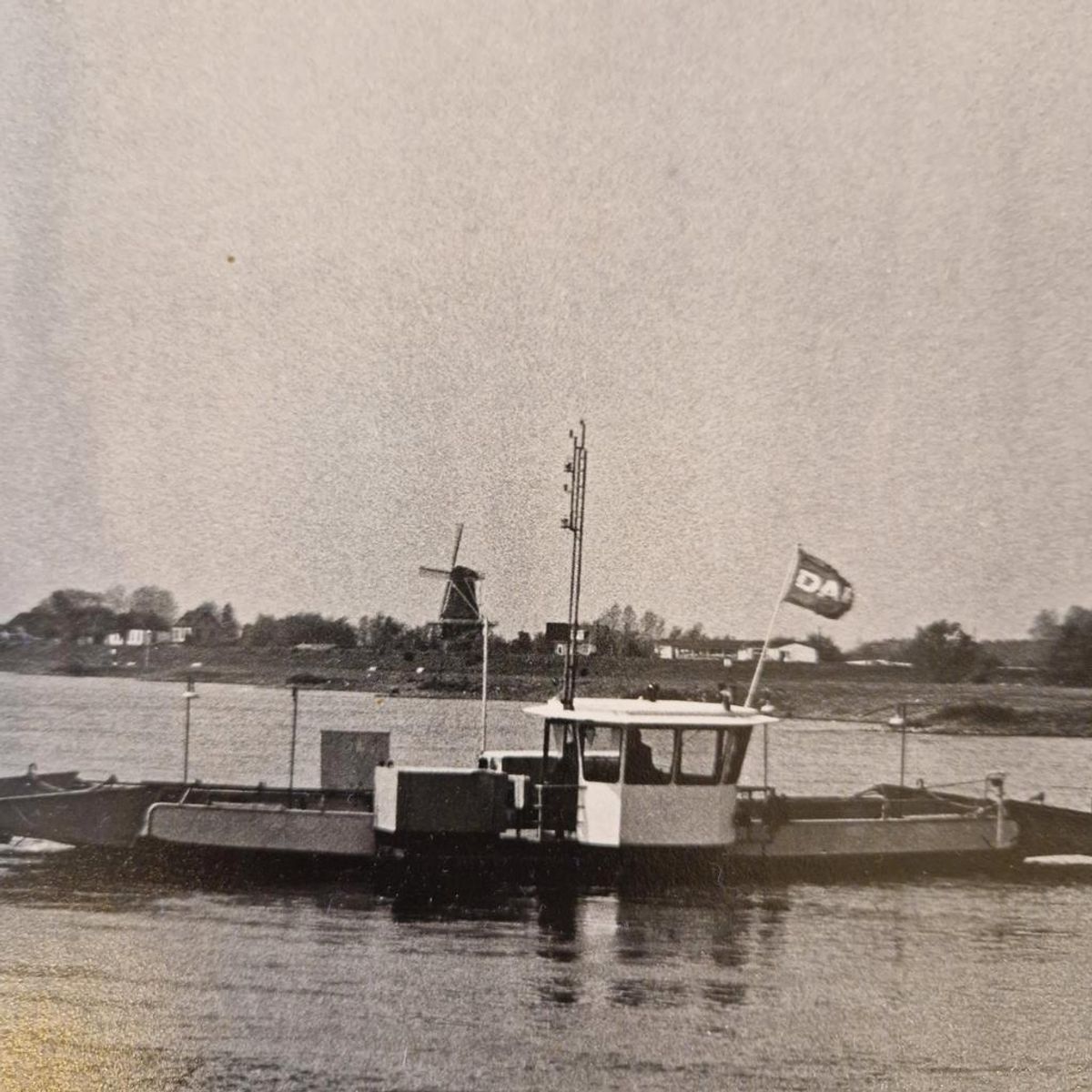Zwart Wit Foto Op Hardboard Olst Veerpont Daf Reclame image 3