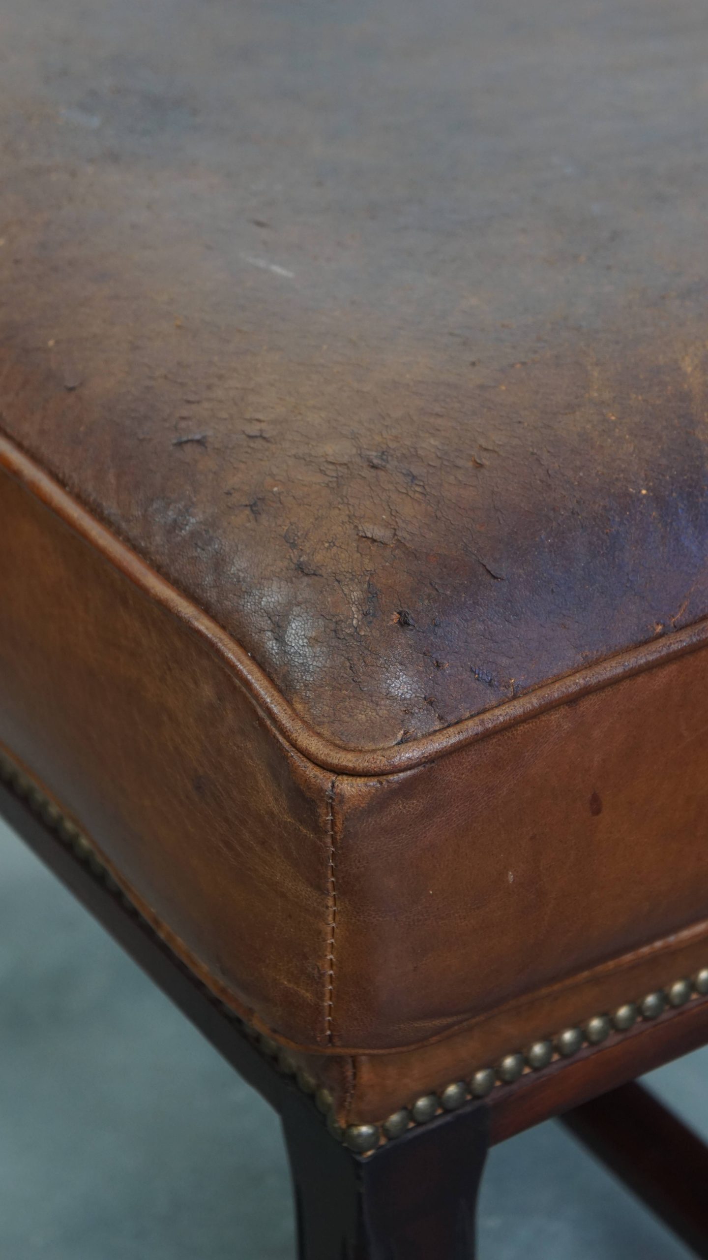 Hocker Gemaakt Van Schapenleer Met Een Houten Frame En Een Afwerking Met Siernagels image 10