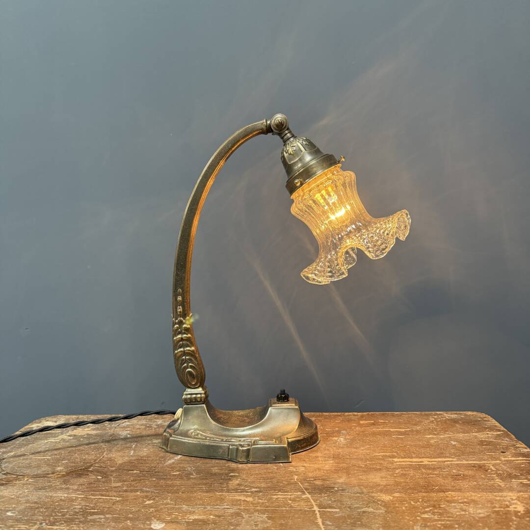 Franse Art Nouveau Tafellamp Met Transparante Glazen Kap image 14