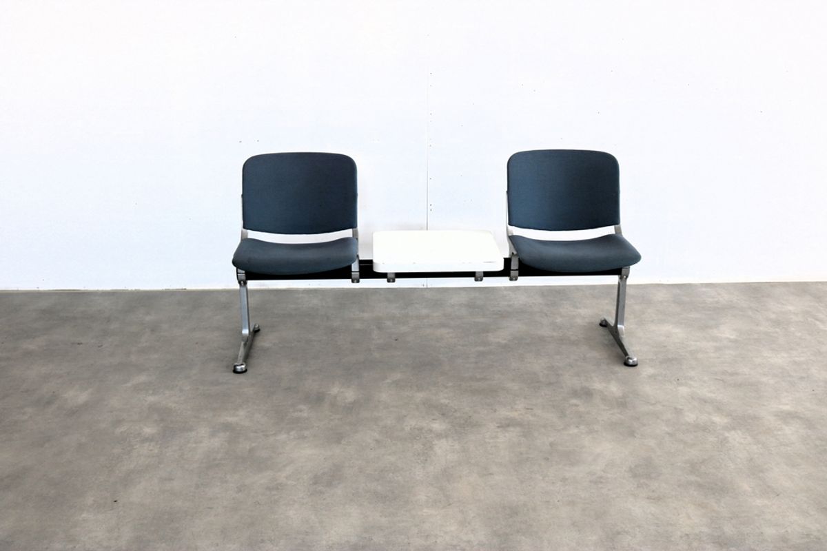 Vintage Bankje | Wachtkamerbank Met Tafel | Jaren 70 image 8