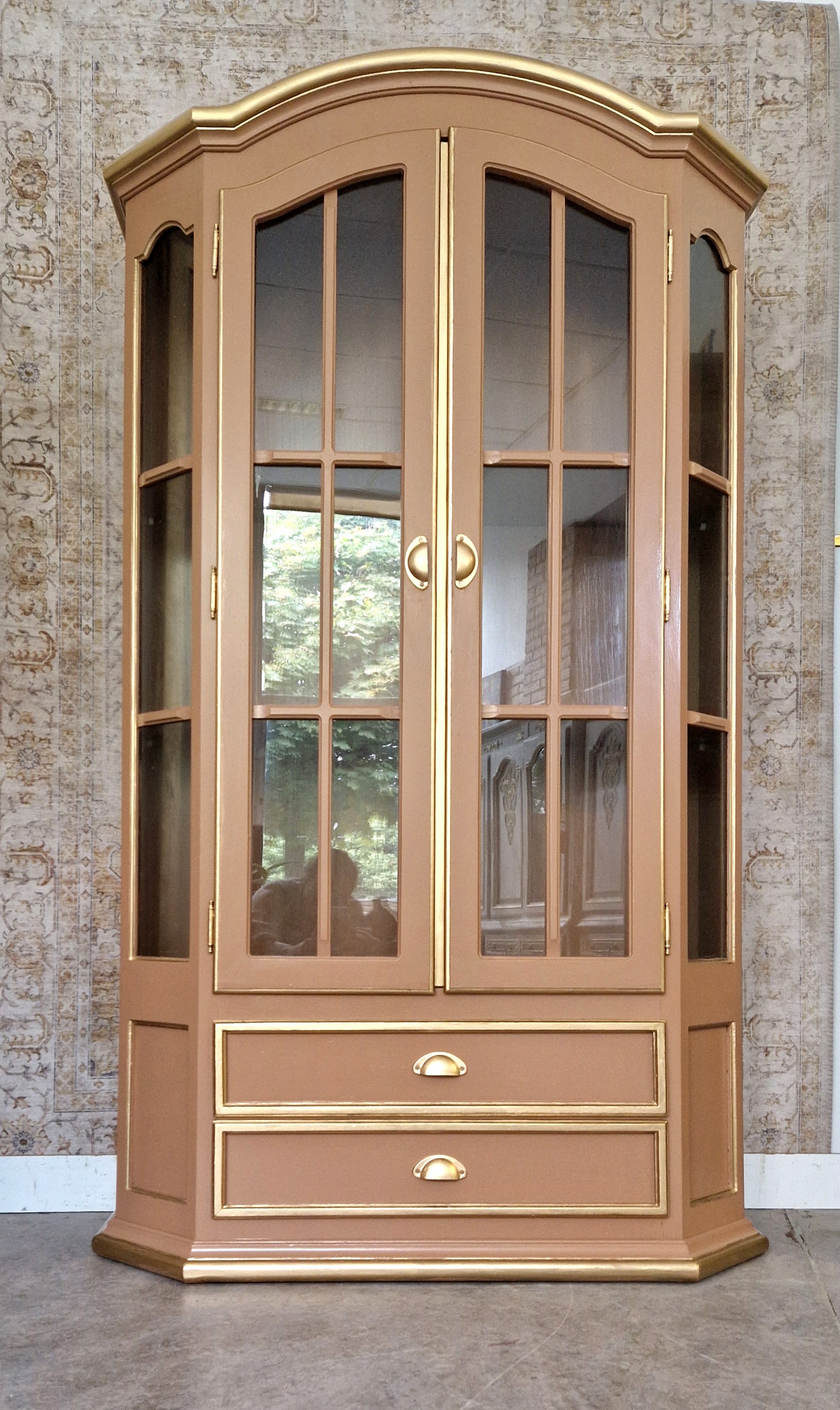 Vitrinekast In Zachte Perzikkleur En Goud image 9