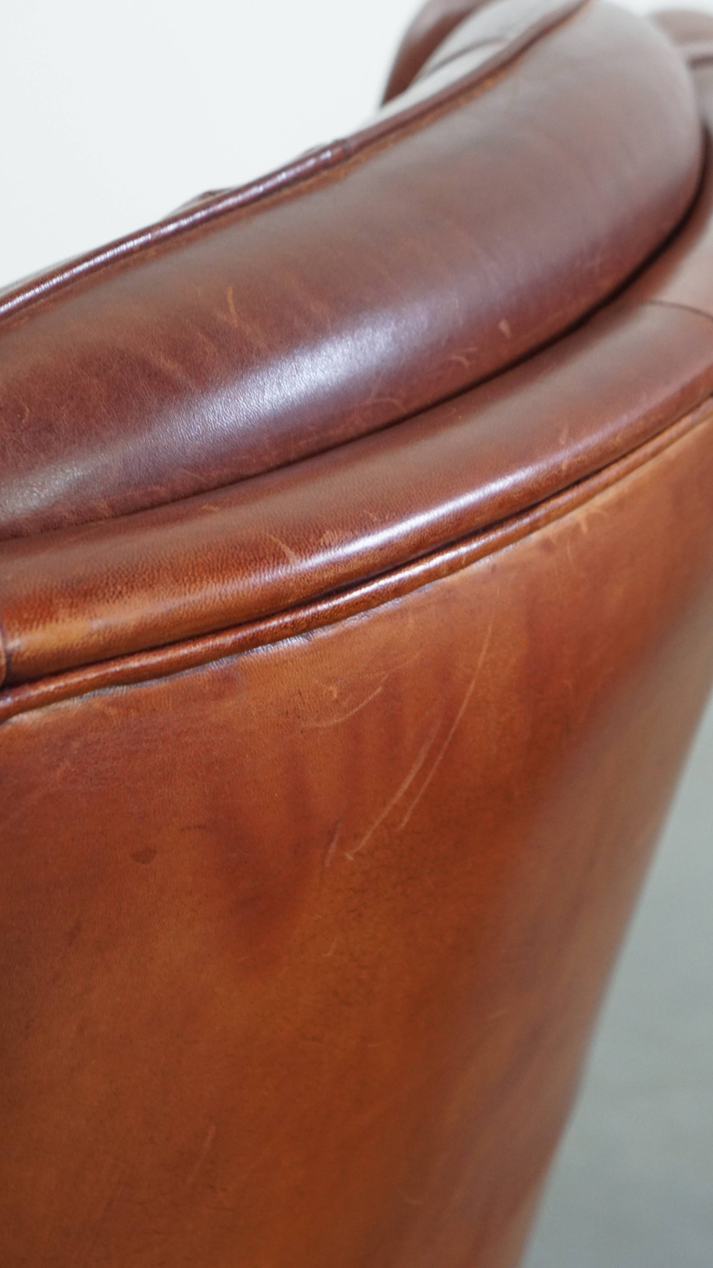 Comfortabele En Karaktervolle Set Van 2 Schapenleren Chesterfield Fauteuils Met Hocker image 19