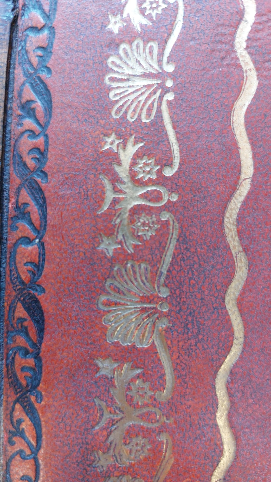 Bijzettafeltje Met Rood Leder Blad Met Goudkleurige Sierrand image 12