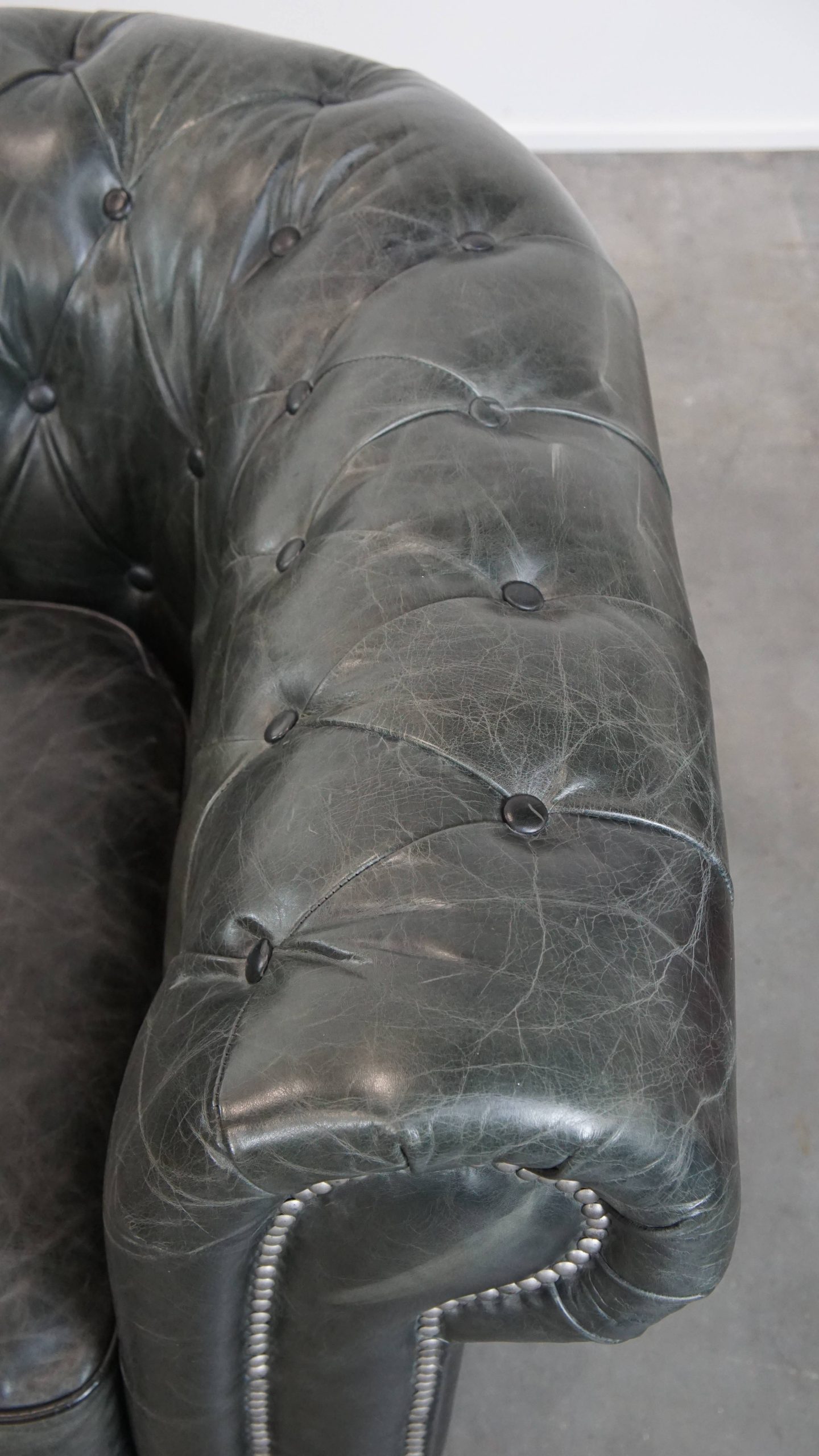 Tijdloze En Klassieke Set Ruime Zwarte Chesterfield Fauteuils Van Karaktervol Generfd Rundleer image 10