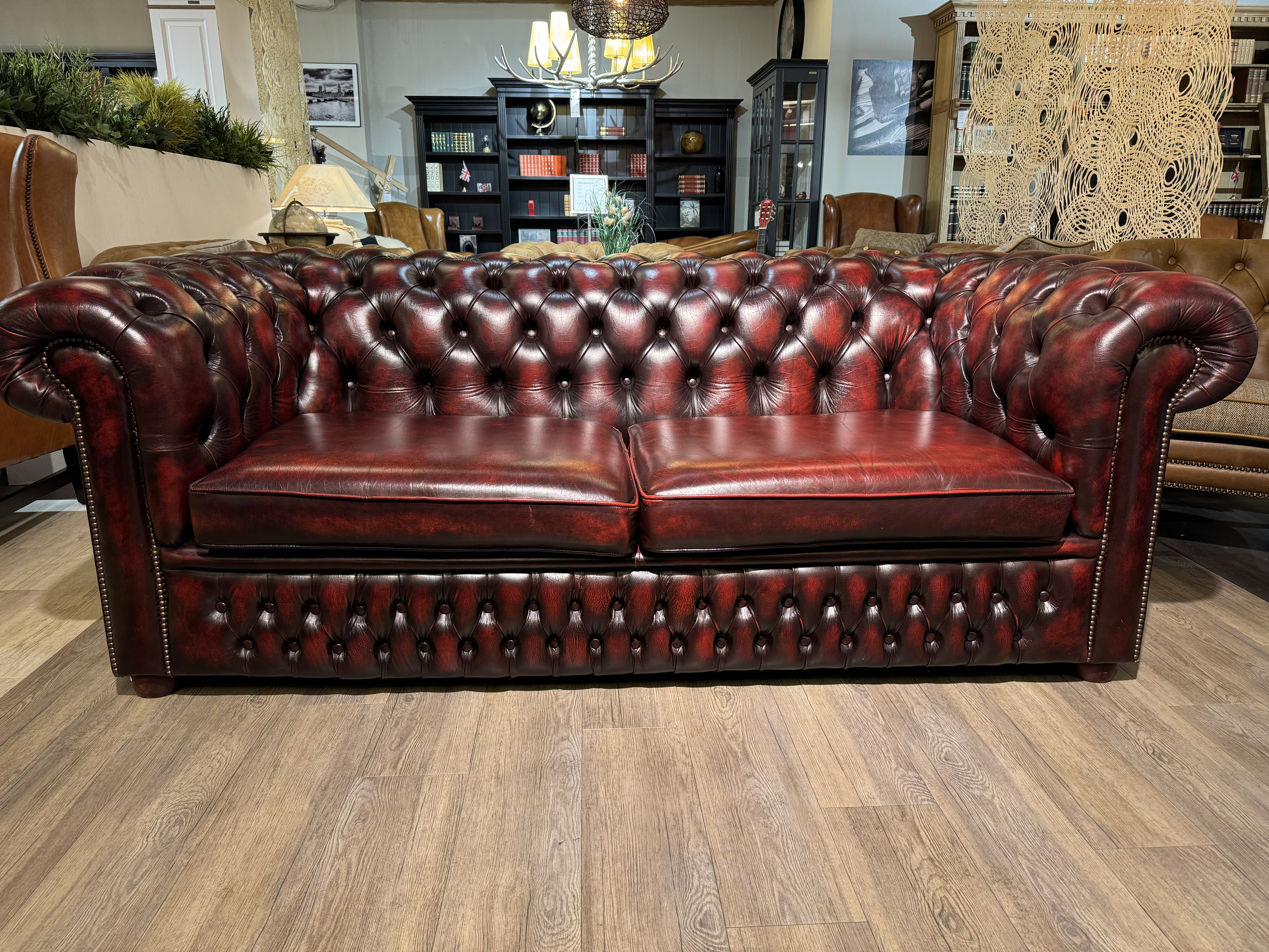 Engelse Chesterfield 3 Zits Bank Antiek Rood Leer image 2