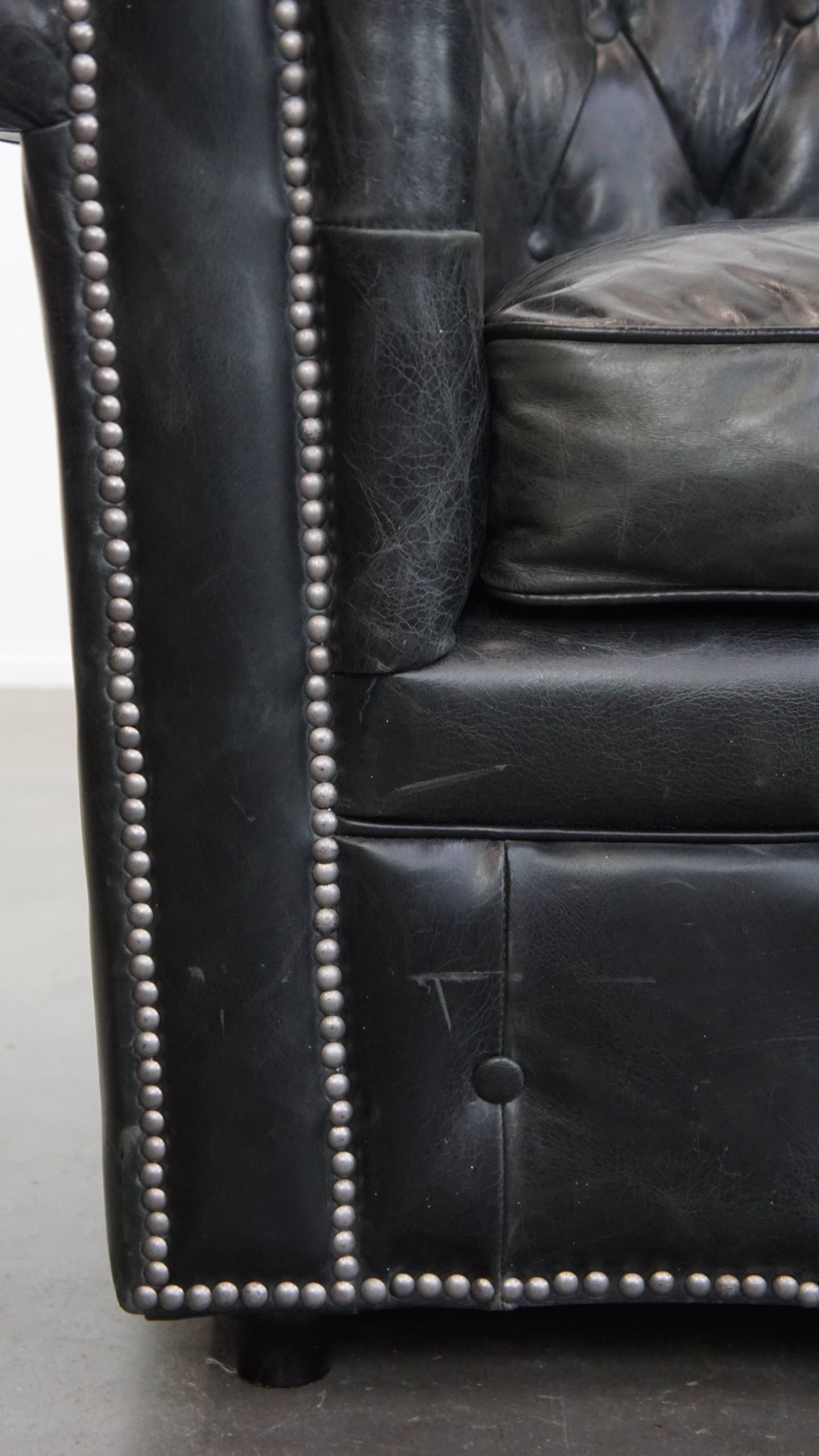 Tijdloze En Klassieke Set Ruime Zwarte Chesterfield Fauteuils Van Karaktervol Generfd Rundleer image 14