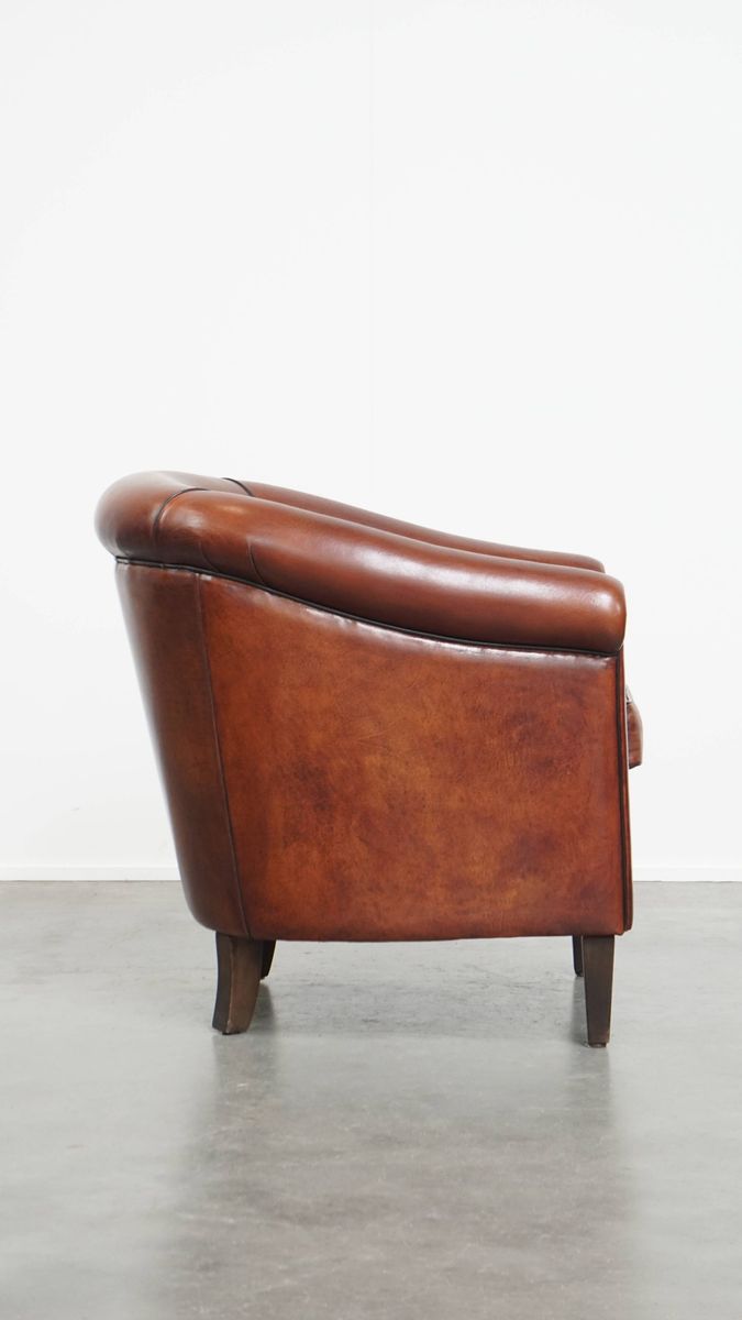 Mooie Tijdloze Schapenleren Clubfauteuil In Een Warme Diepe Kleur En Afgewerkt Met Zwarte Biezen image 3