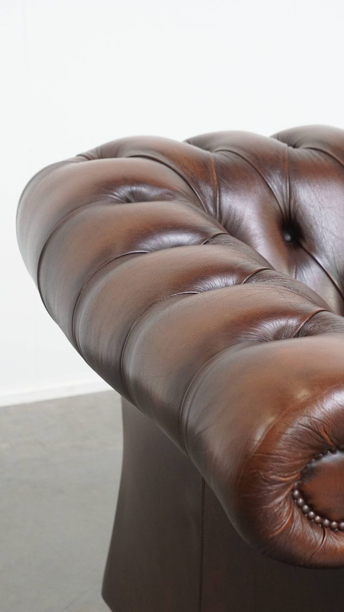 Luxe En Imposante In Goede Staat Verkerende Rundleren Chesterfield Clubfauteuil In Engelse Stijl image 9