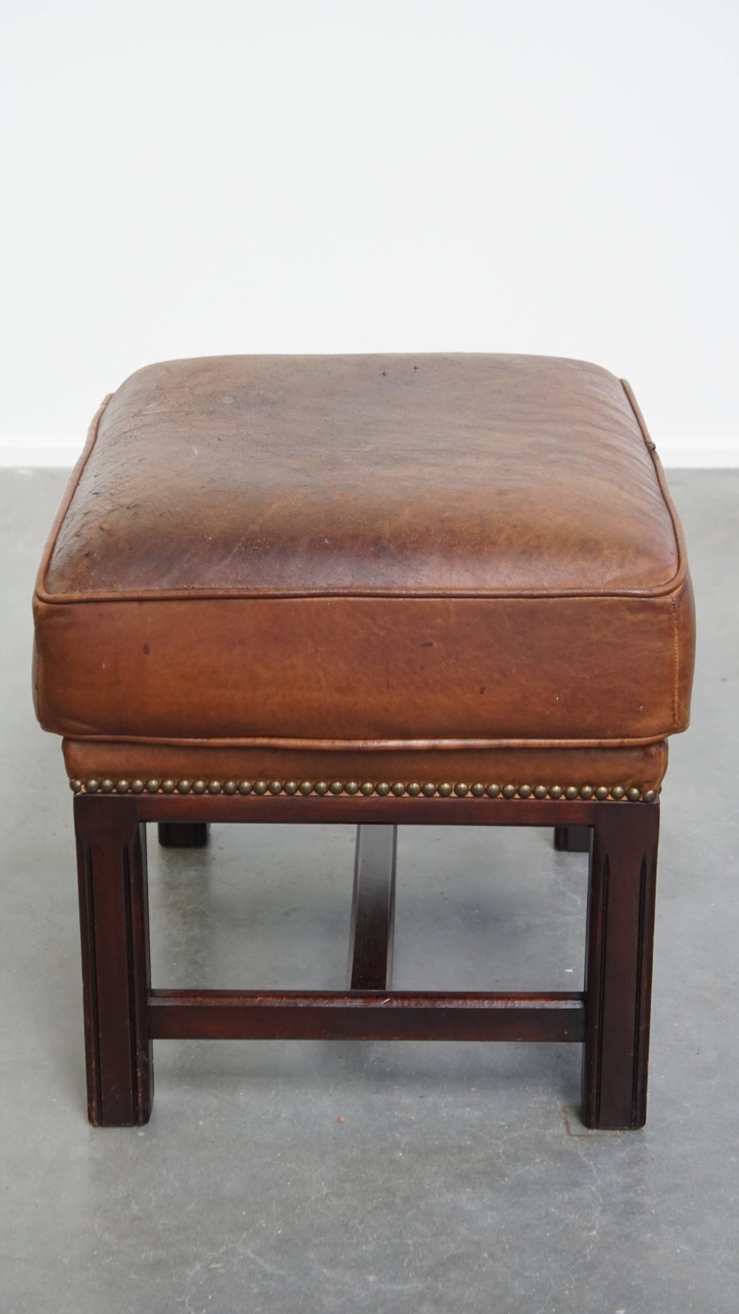 Hocker Gemaakt Van Schapenleer Met Een Houten Frame En Een Afwerking Met Siernagels image 4