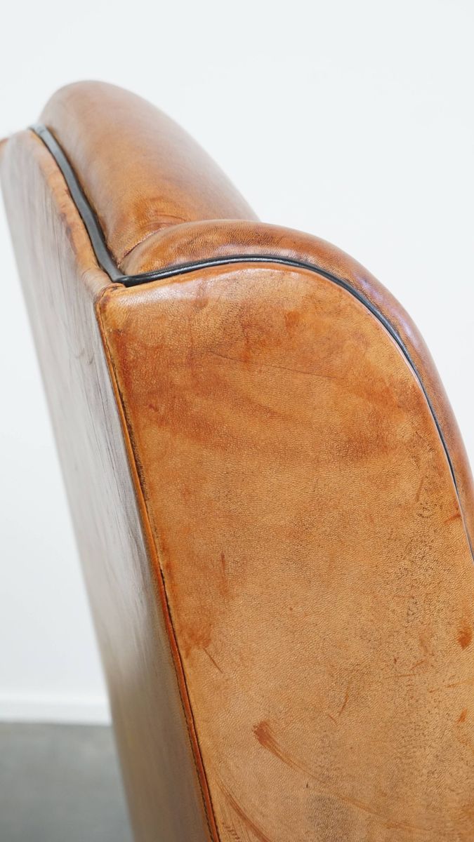 Luxe En Comfortabele Schapenleren Armchair Met Hoge Rug, Zwarte Biezen En Een Tijdloos Design image 13