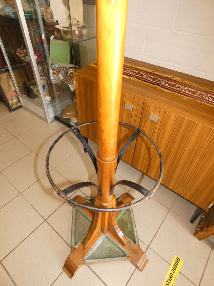 Zeldzame Café Kapstok Met Originele Zinken Bakjes. image 5