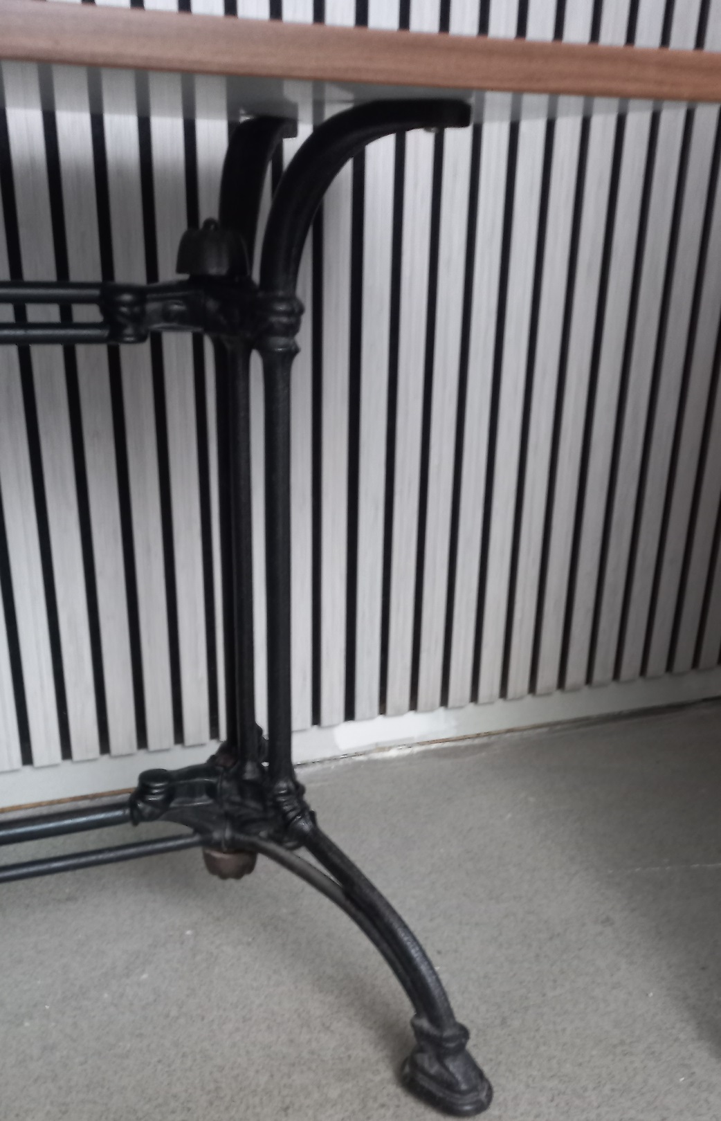 Gietijzeren Grote Terrastafel Met Formica Tafelblad. image 7
