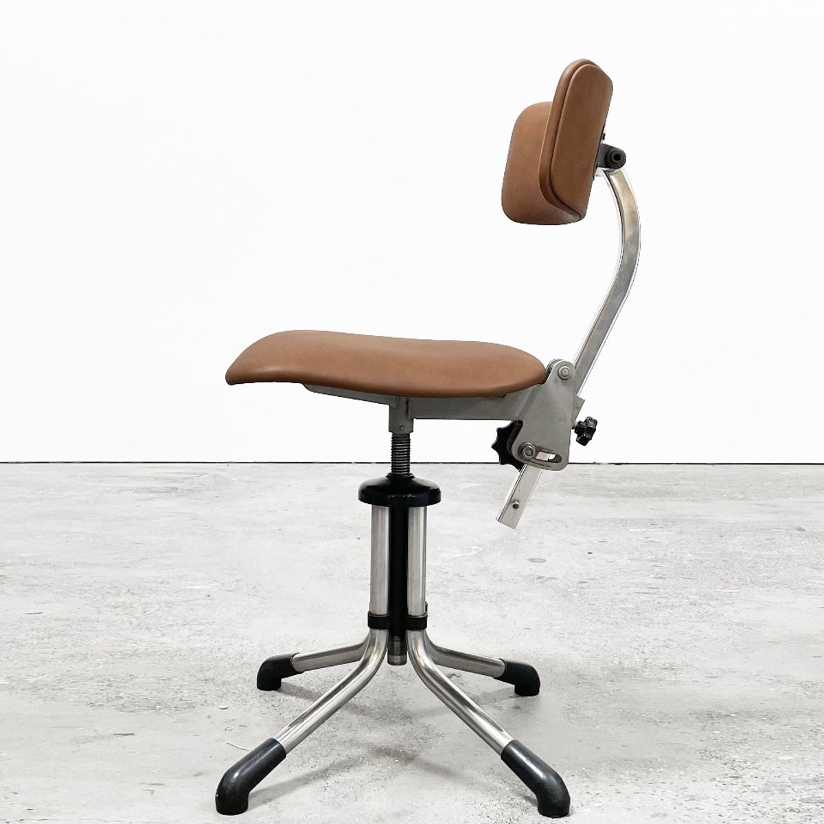 Vintage Gispen Bureaustoel Opnieuw Bekleed Met Leer. image 3