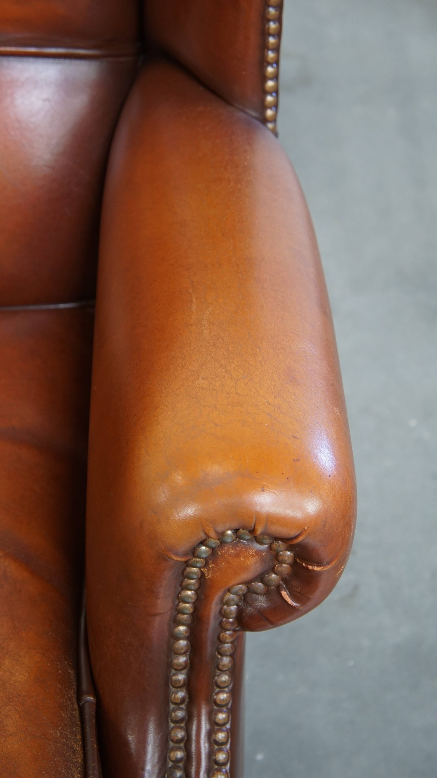 Comfortabele Schapenleren Oorfauteuil Met Een Afwerking Met Siernagels En Warme Kleuren image 9