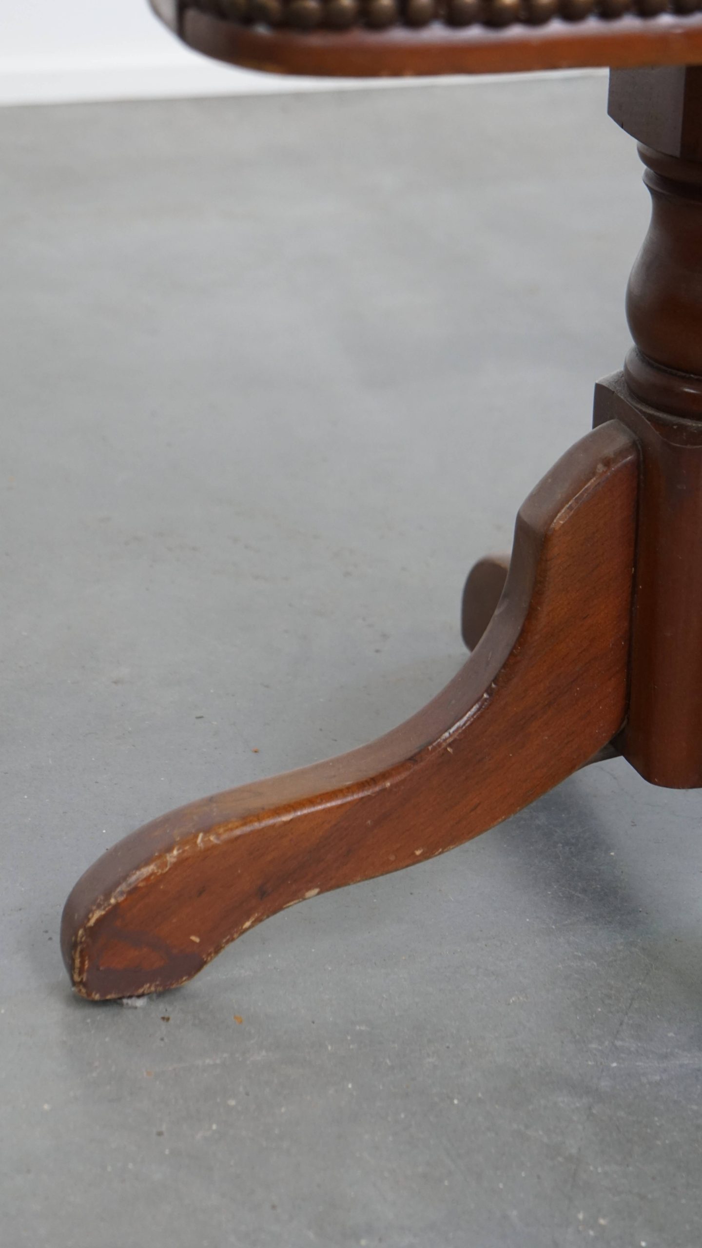 Klassieke Rundleren En Houten Chesterfield Bureaustoel In Engelse Stijl, Afgewerkt Met Siernagels image 12
