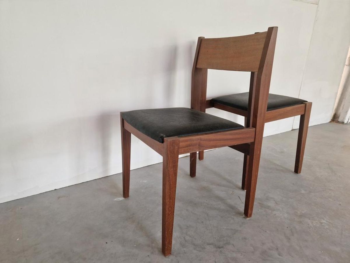 Een Paar Vintage Teakhouten Stoelen Met Zwart Skai Leer image 4