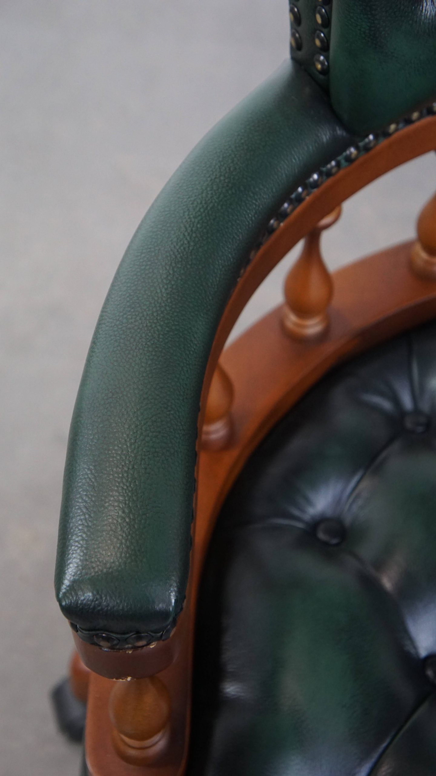Stijlvolle Functionele Rundleren En Houten Donkergroene Chesterfield Bureaustoel Op Wieltjes image 8